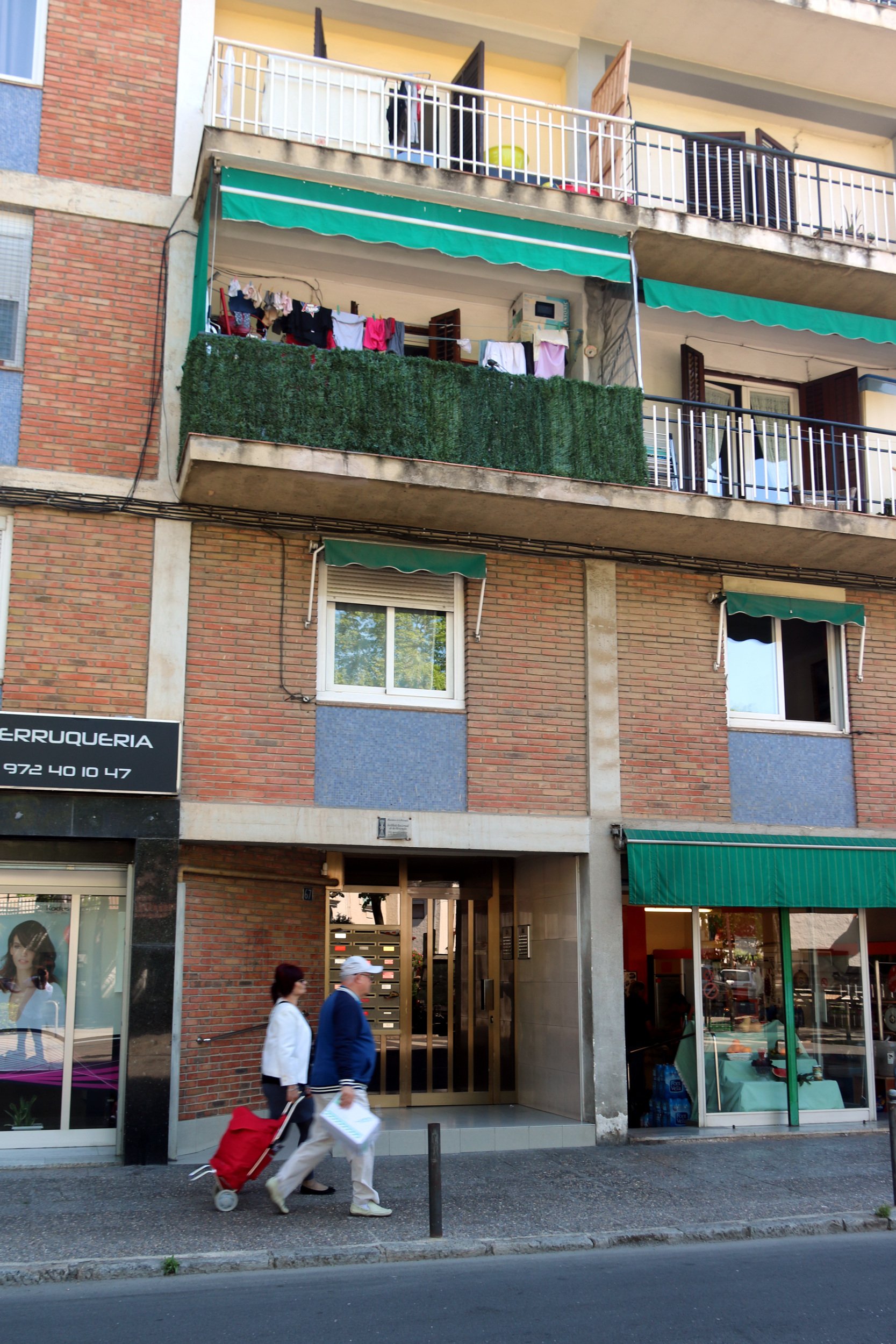 El padre de la niña de 6 años que cayó por el balcón la dejó sola para ir al banco