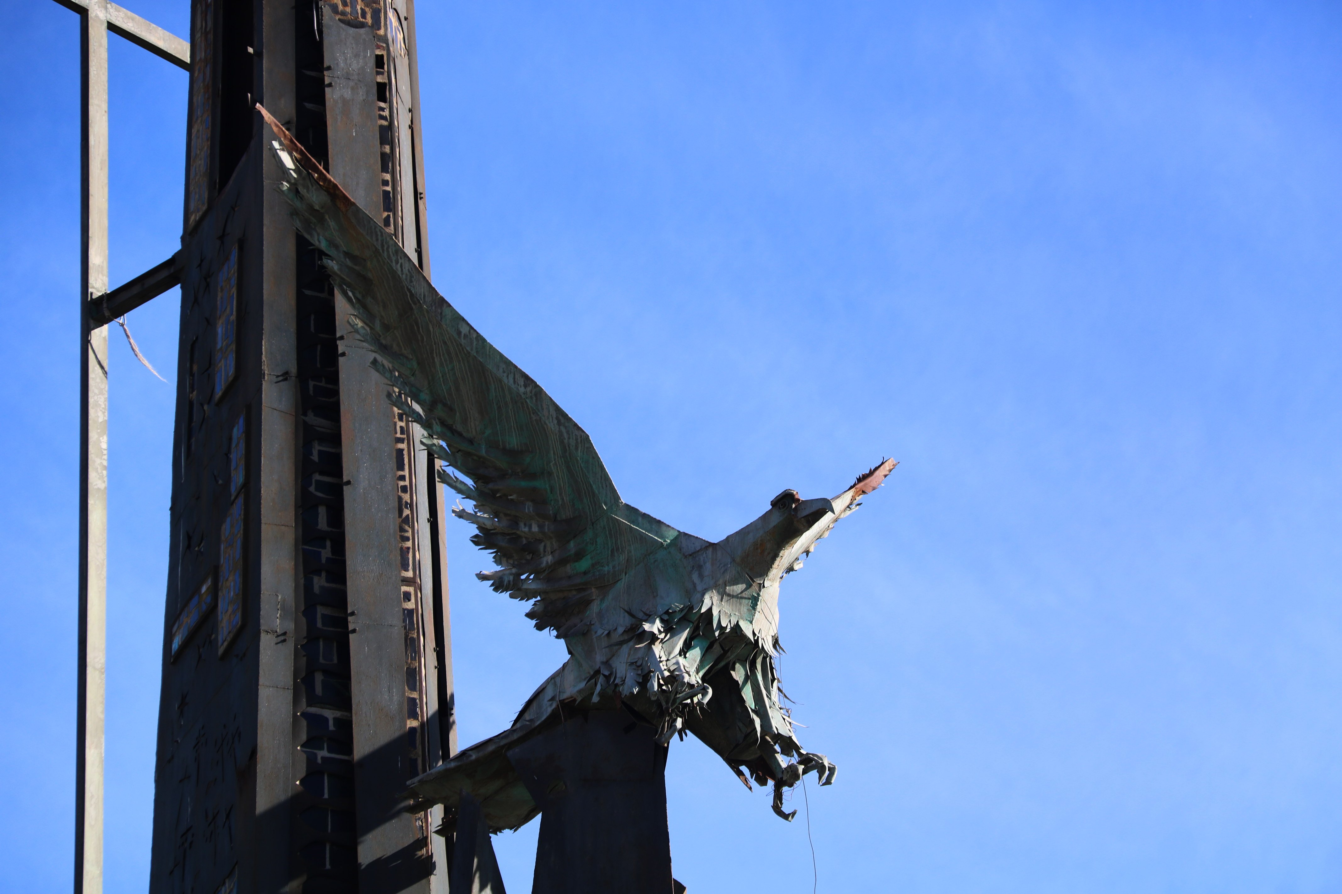 400 personas exigen la retirada del monumento franquista de Tortosa