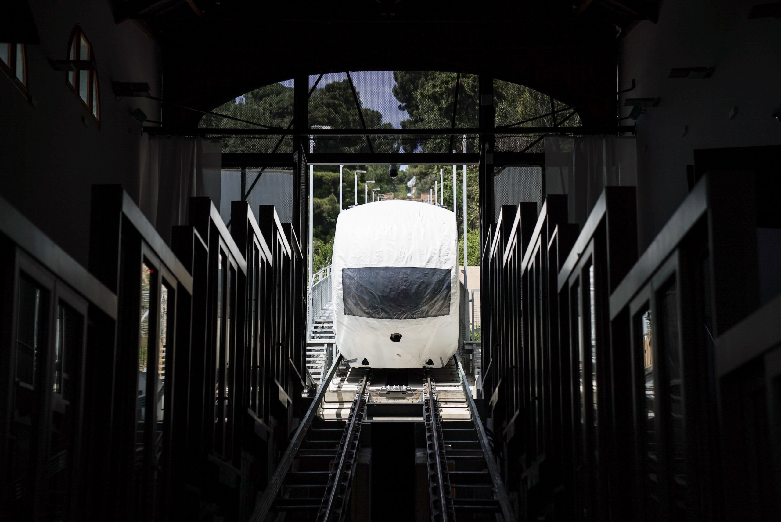 El nou funicular del Tibidabo, dessincronitzat amb l’obertura del parc