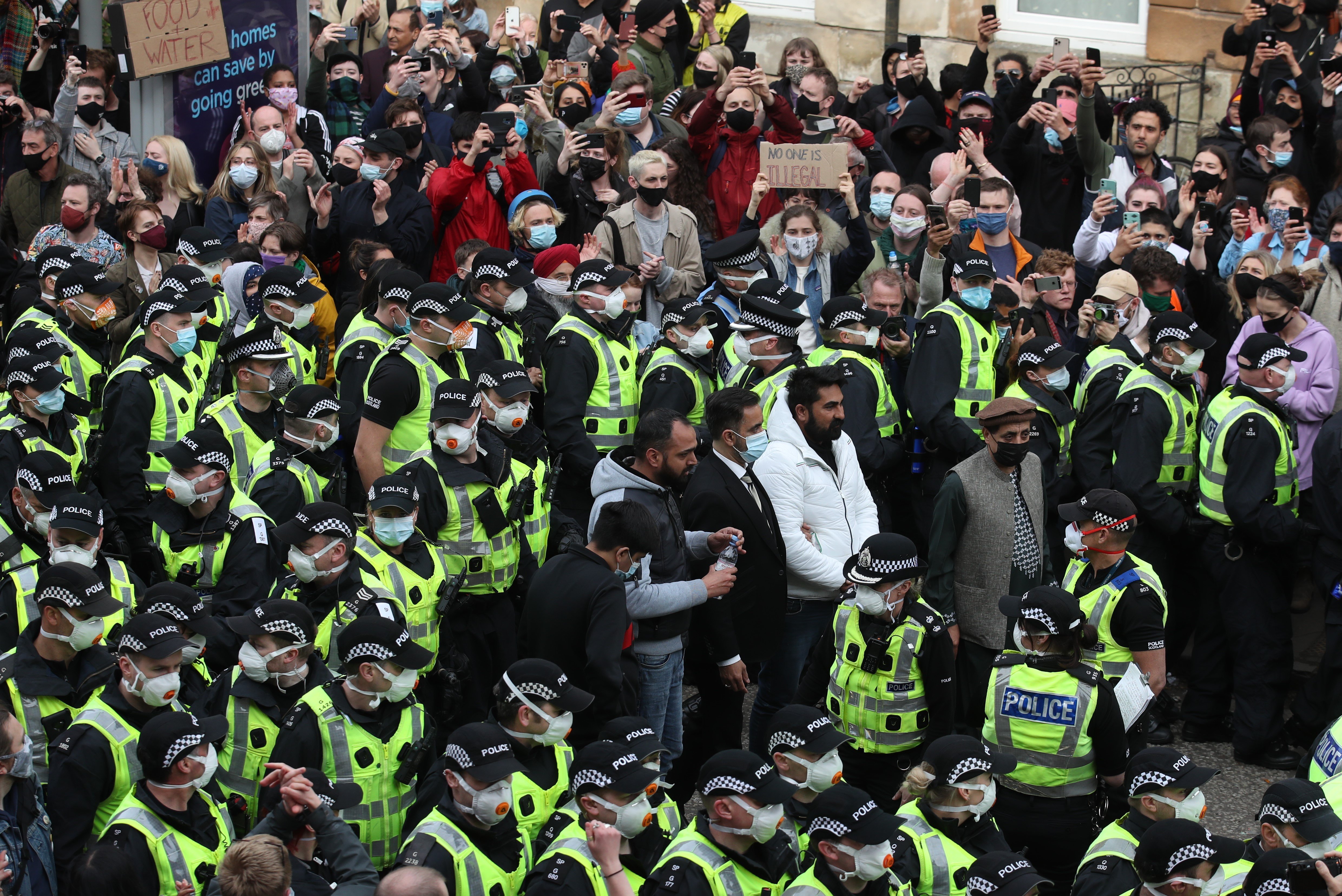 Impresionante movilización vecinal en Glasgow para evitar una deportación