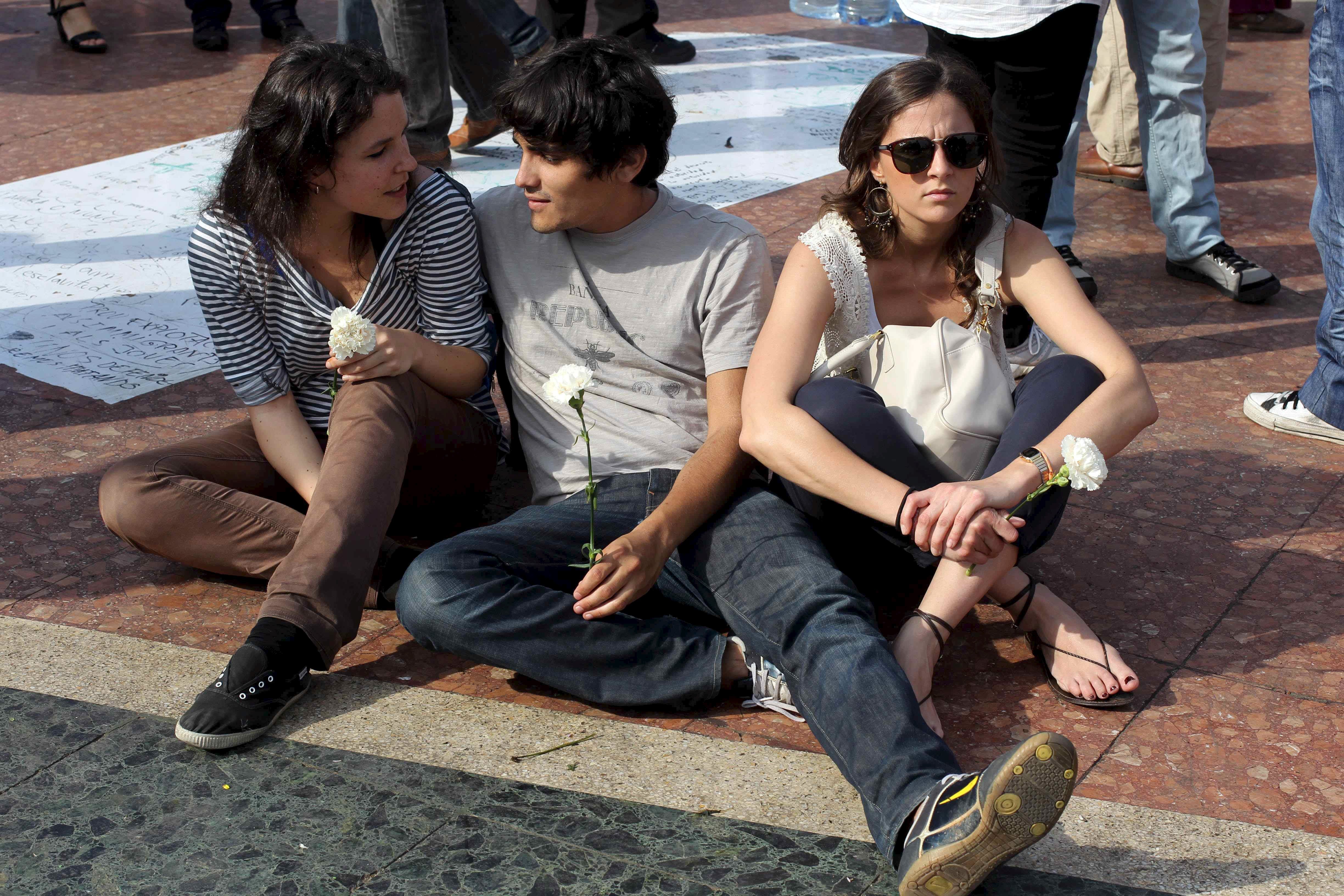 unos jóvenes cono un clave en la mando durante el 15-M / EFE