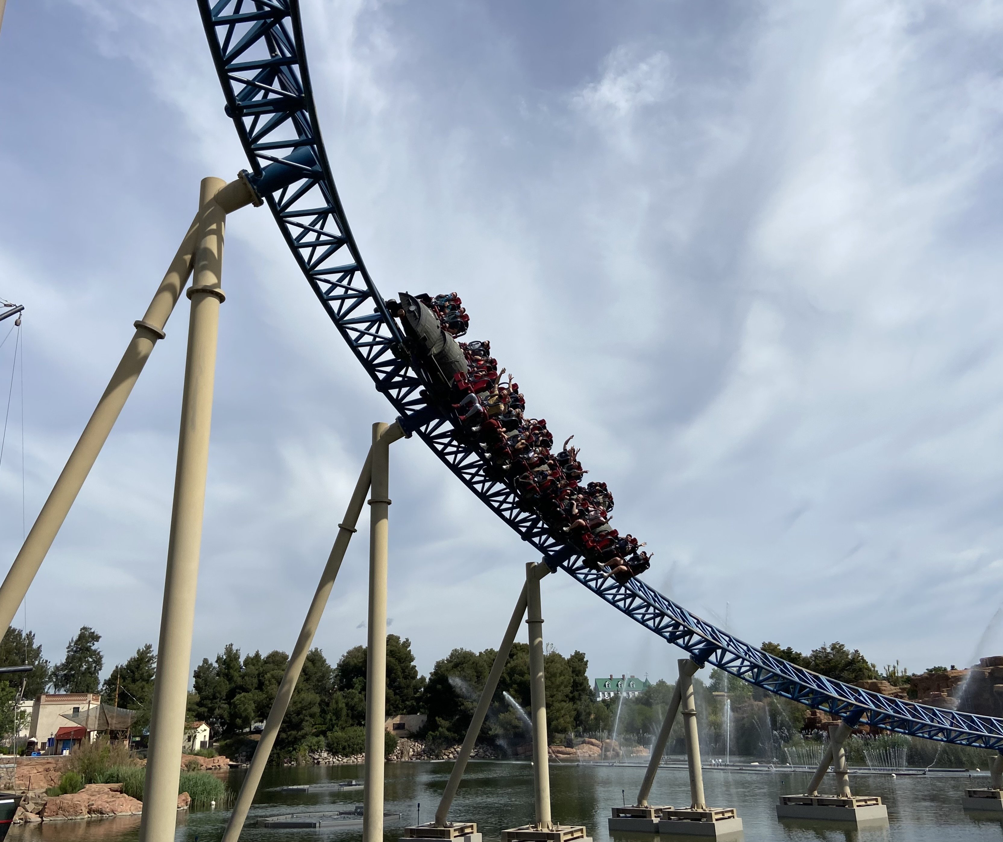 Caras de ilusión y colas en la reapertura de PortAventura World