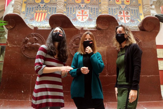 Eva Miguel (esquerra), Inés Solé (centre) i Laia Estrada (dreta) durant la presentació del relleu al grup municipal de la CUP a Tarragona. 