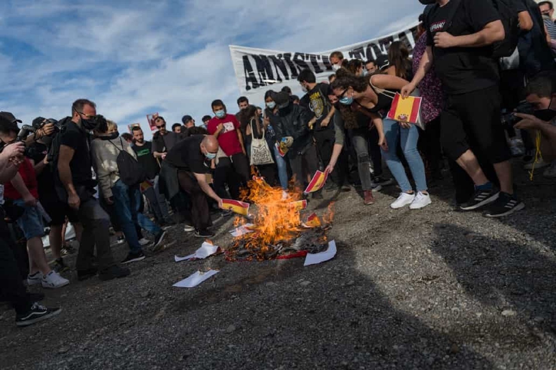 Manifestación Hasel tres mesas quema banderas españolas / Europa Press