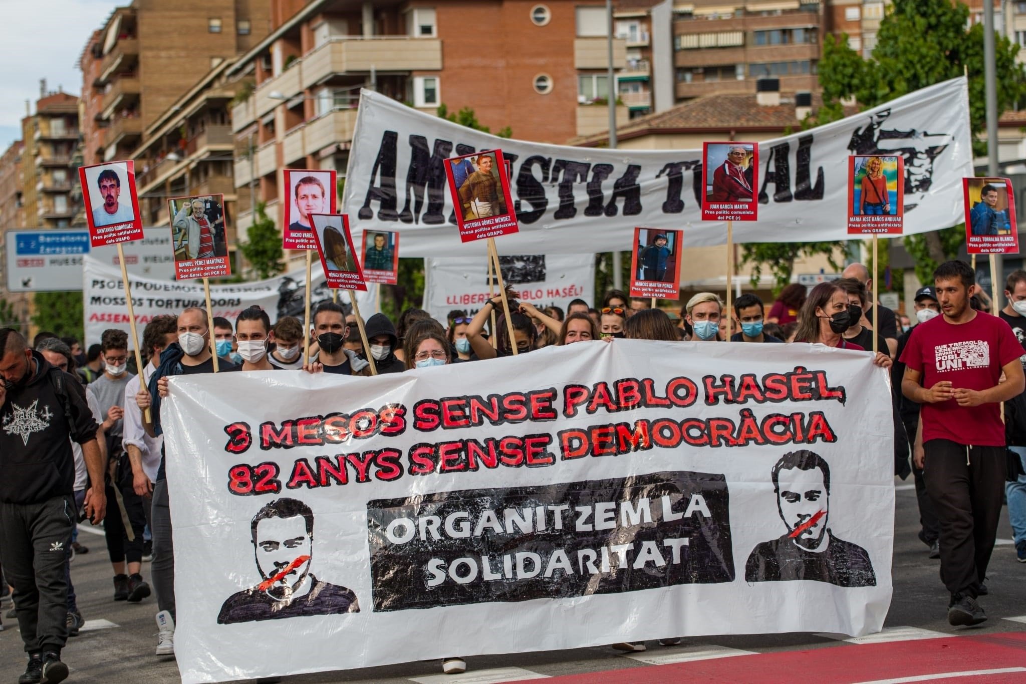 Queman banderas españolas en una protesta para pedir la liberación de Hasél