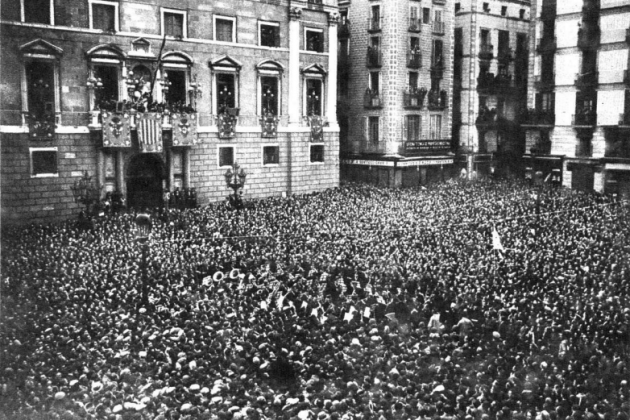 Francesc Macià proclama la República catalana. Plaça Sant Jaume