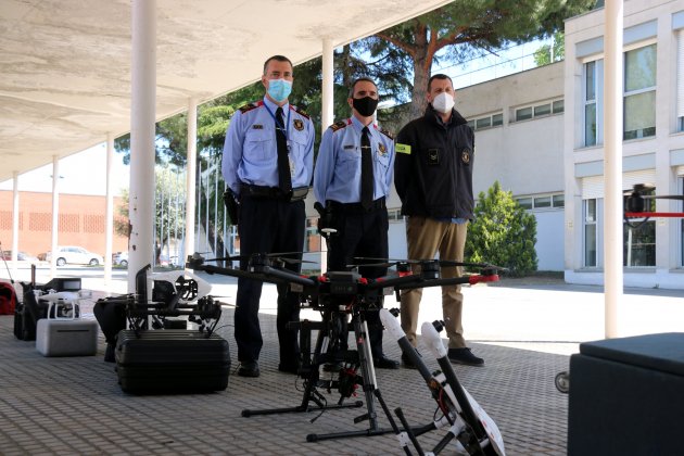 La cabeza|cabo|jefe del área de medios aéreos, Avel·lí Garcia; el comisario portavoz, Juan Carlos Molinero, y el sargento responsable de la unidad de drones antigua, delante de algunos drones acn