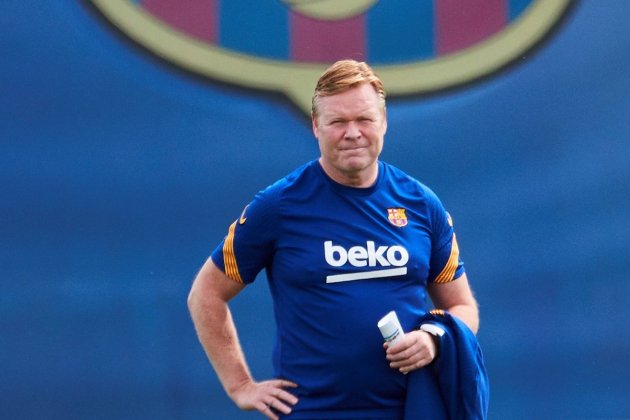 Ronald Koeman escut Barca entrenament EFE