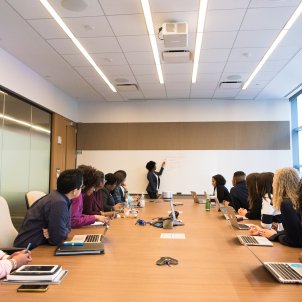La Cambra elabora un manual para evitar el sexismo en el trabajo