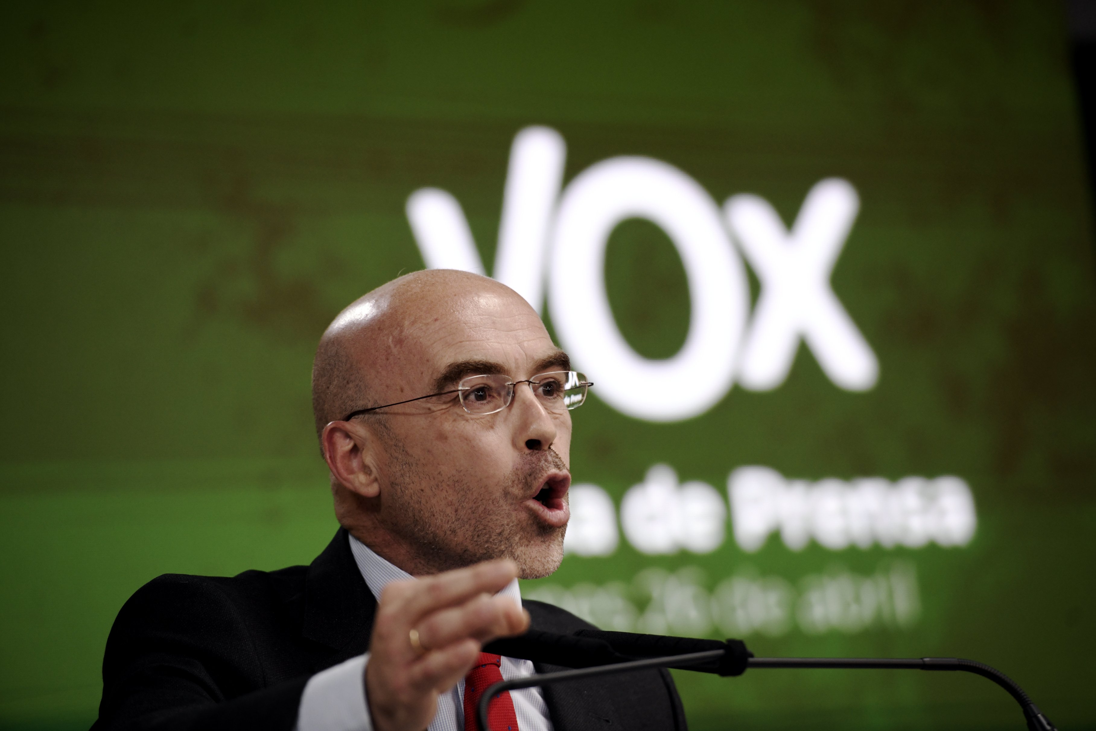 Vox, que quería encarcelar a Trapero, sale ahora en su defensa y lo pone de héroe