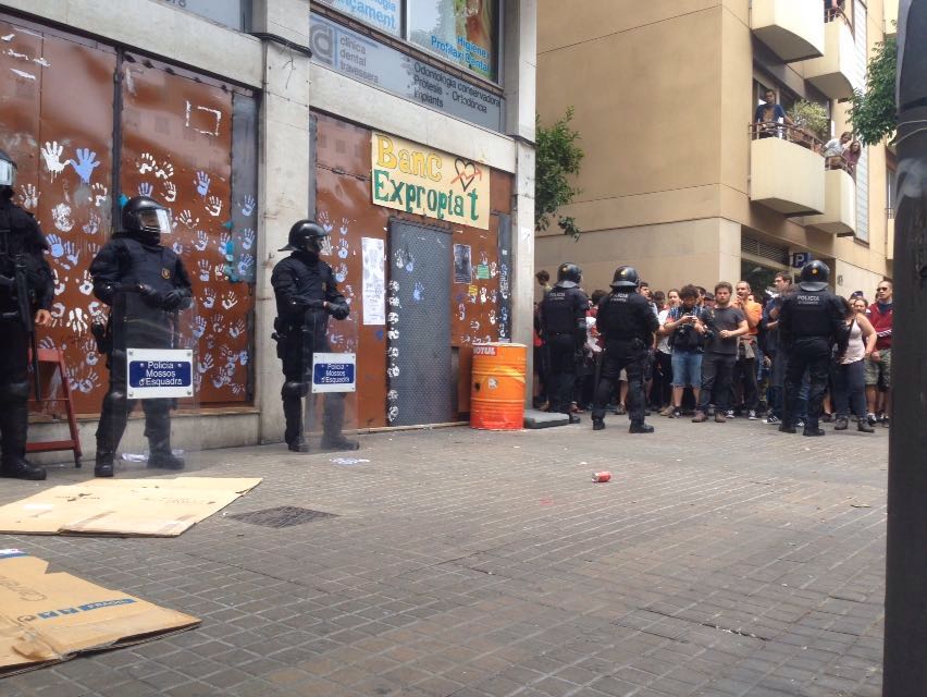 Banc Expropiat okupa un nou local en mig de les Festes de Gràcia