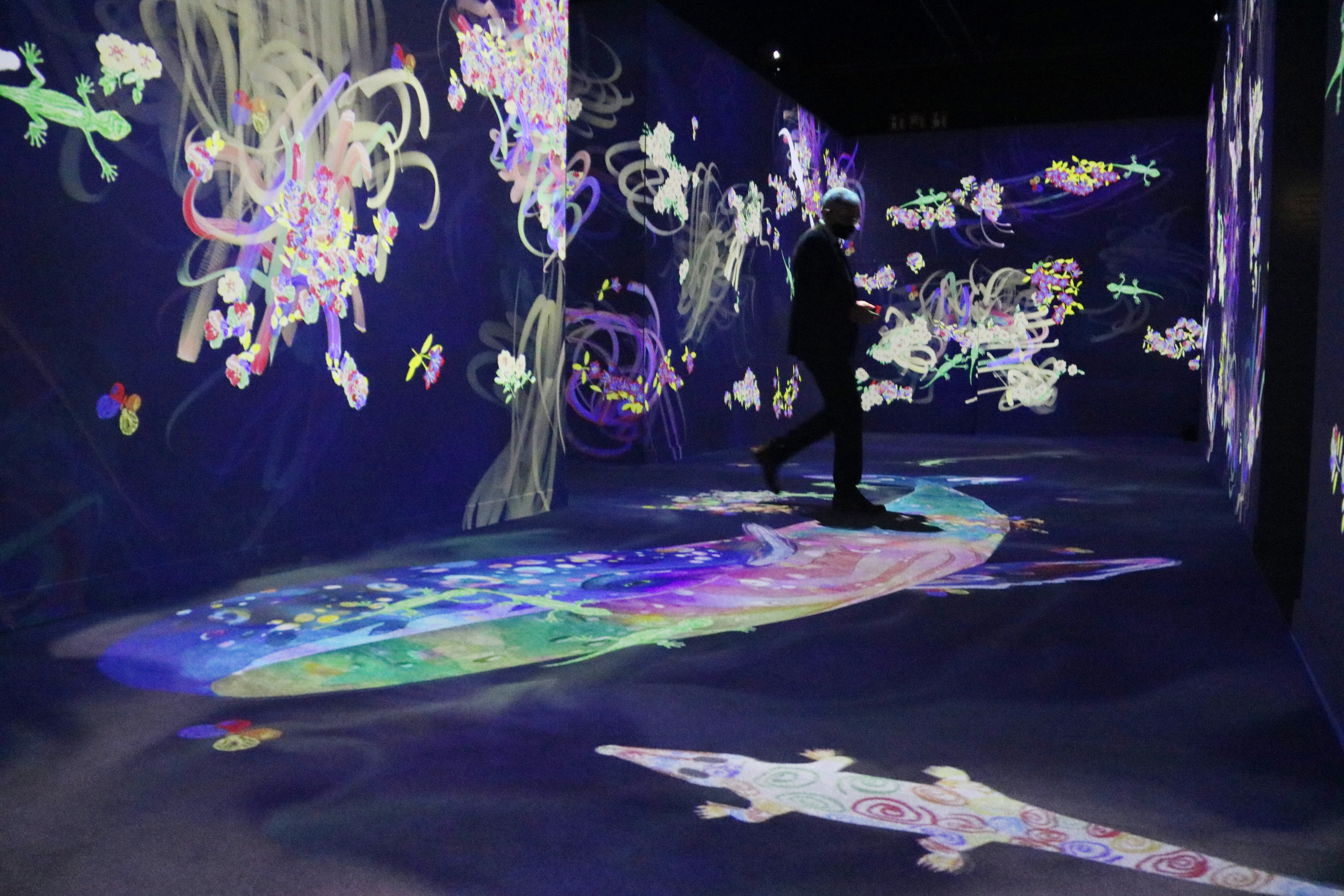 El arte inmersivo y participativo de teamLab recrea la naturaleza en el CaixaForum