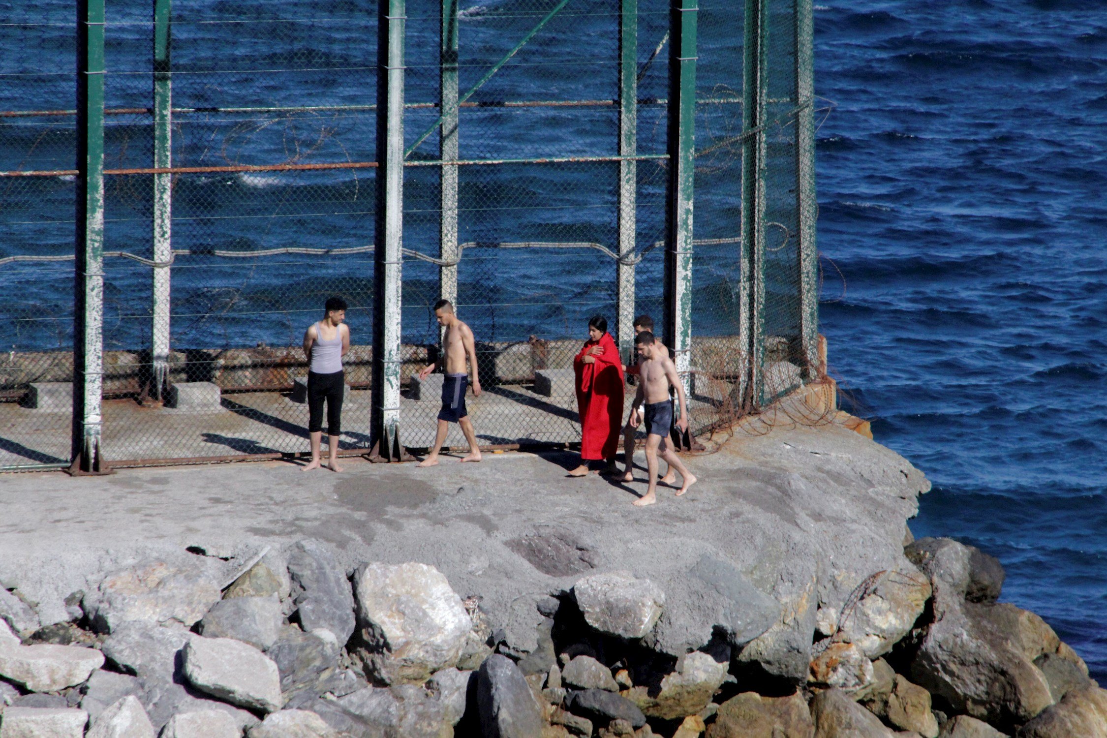 Crisi migratòria a Ceuta: milers de persones arriben a la ciutat nedant