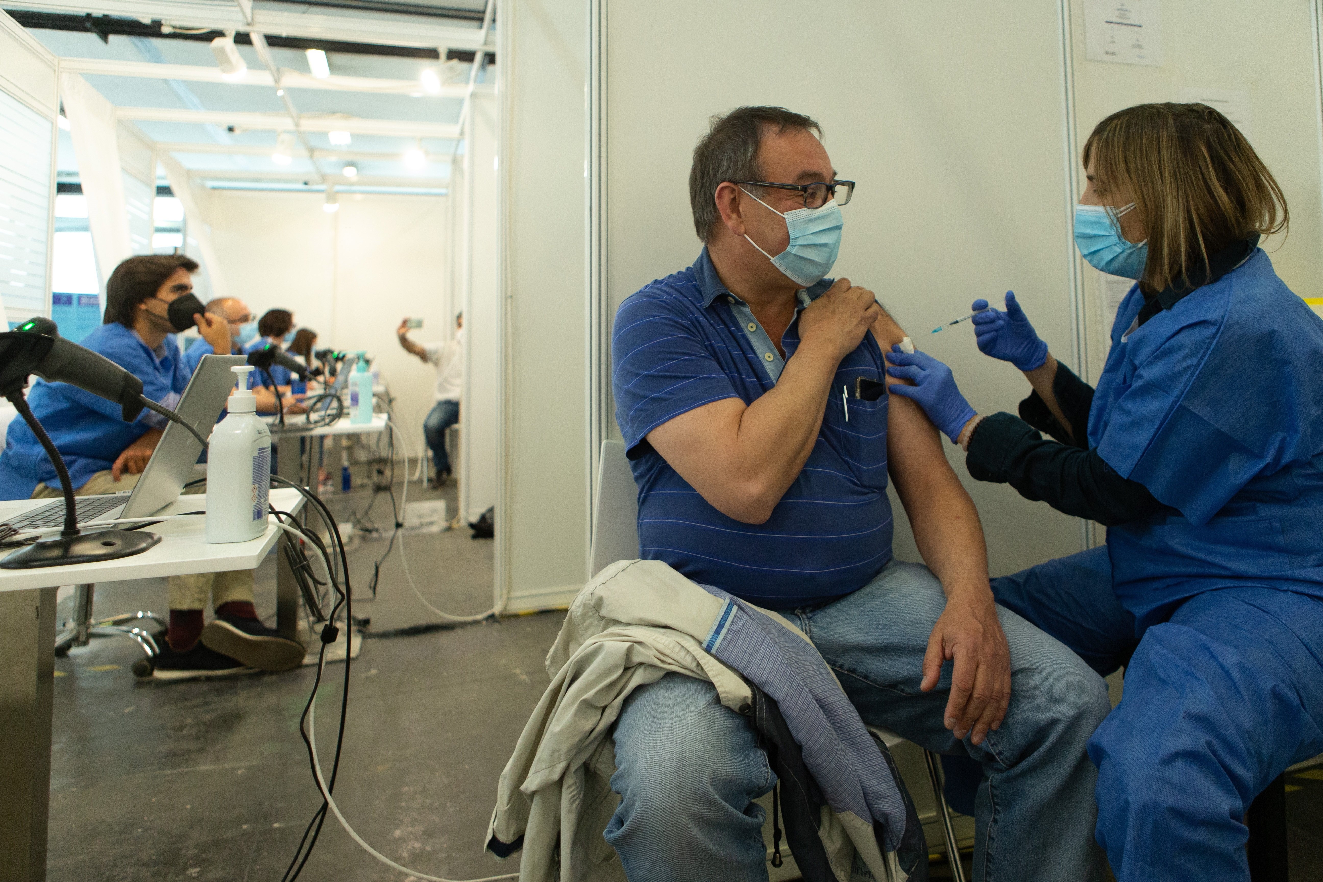 Caen todos los indicadores de la Covid y los contagios se mantienen por debajo de 700