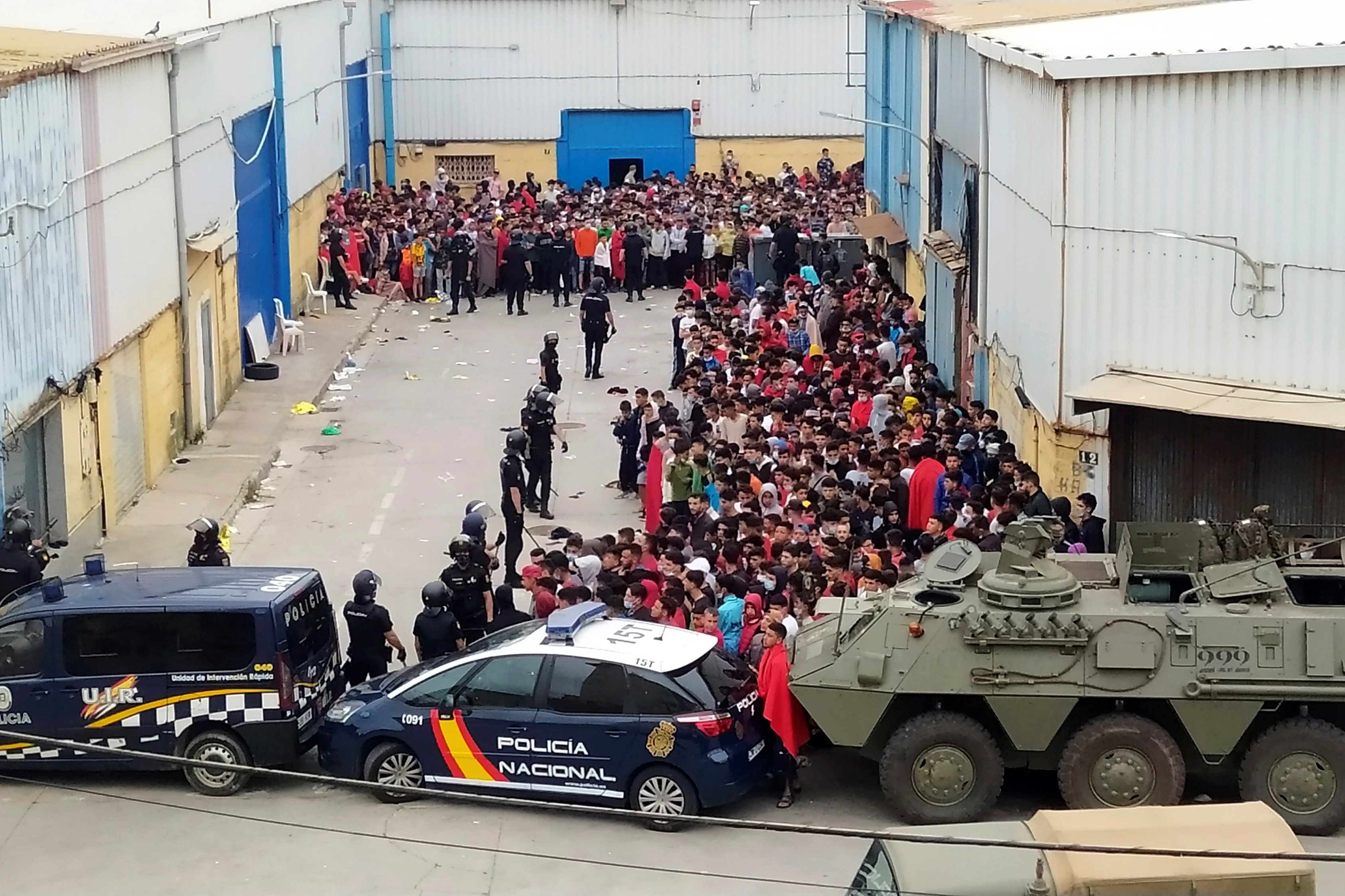 Spain militarizes Ceuta, expels thousands of migrants and promises "firmness"