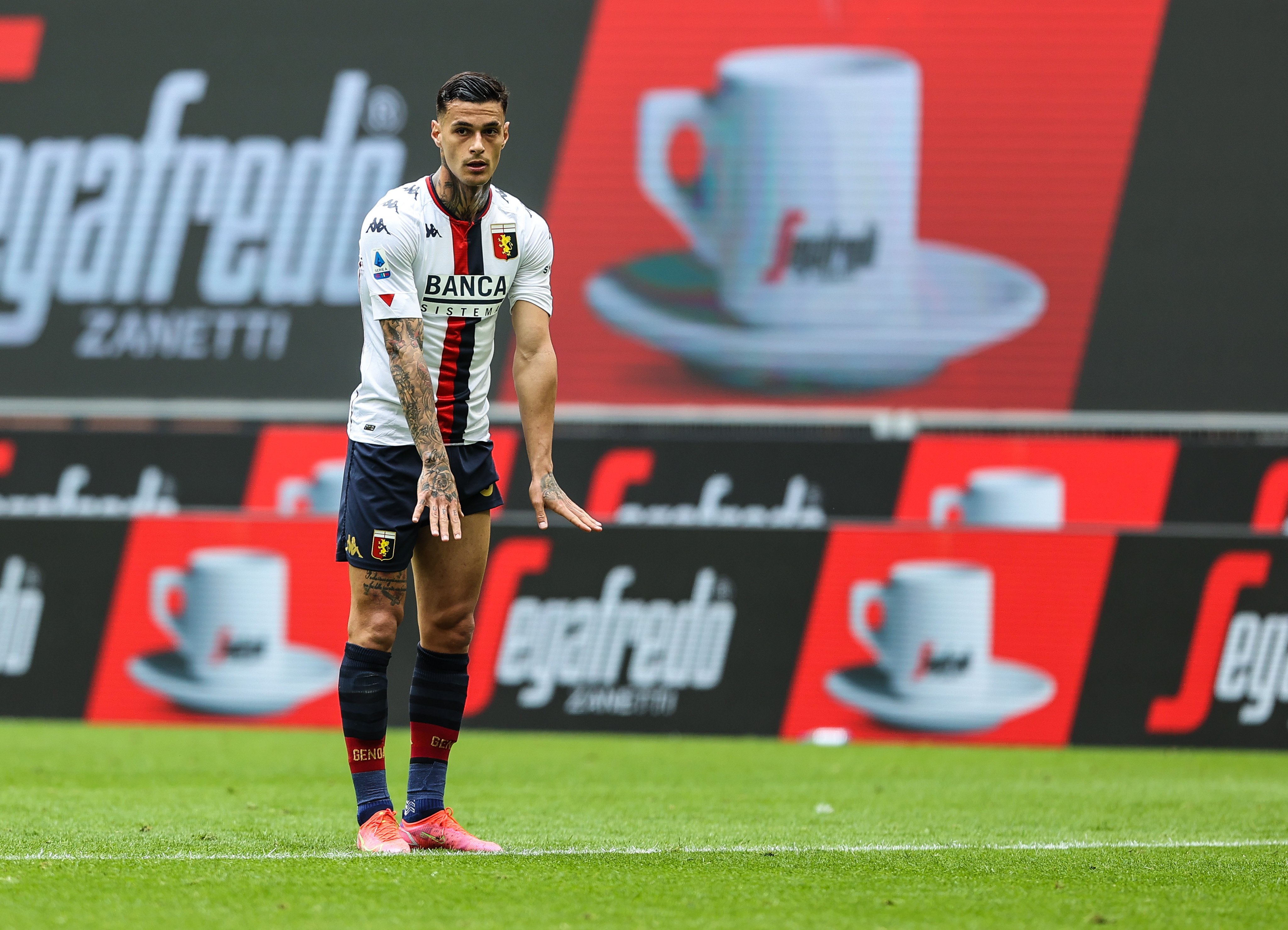 El padre de un exjugador de la Roma destroza el coche de varios directivos