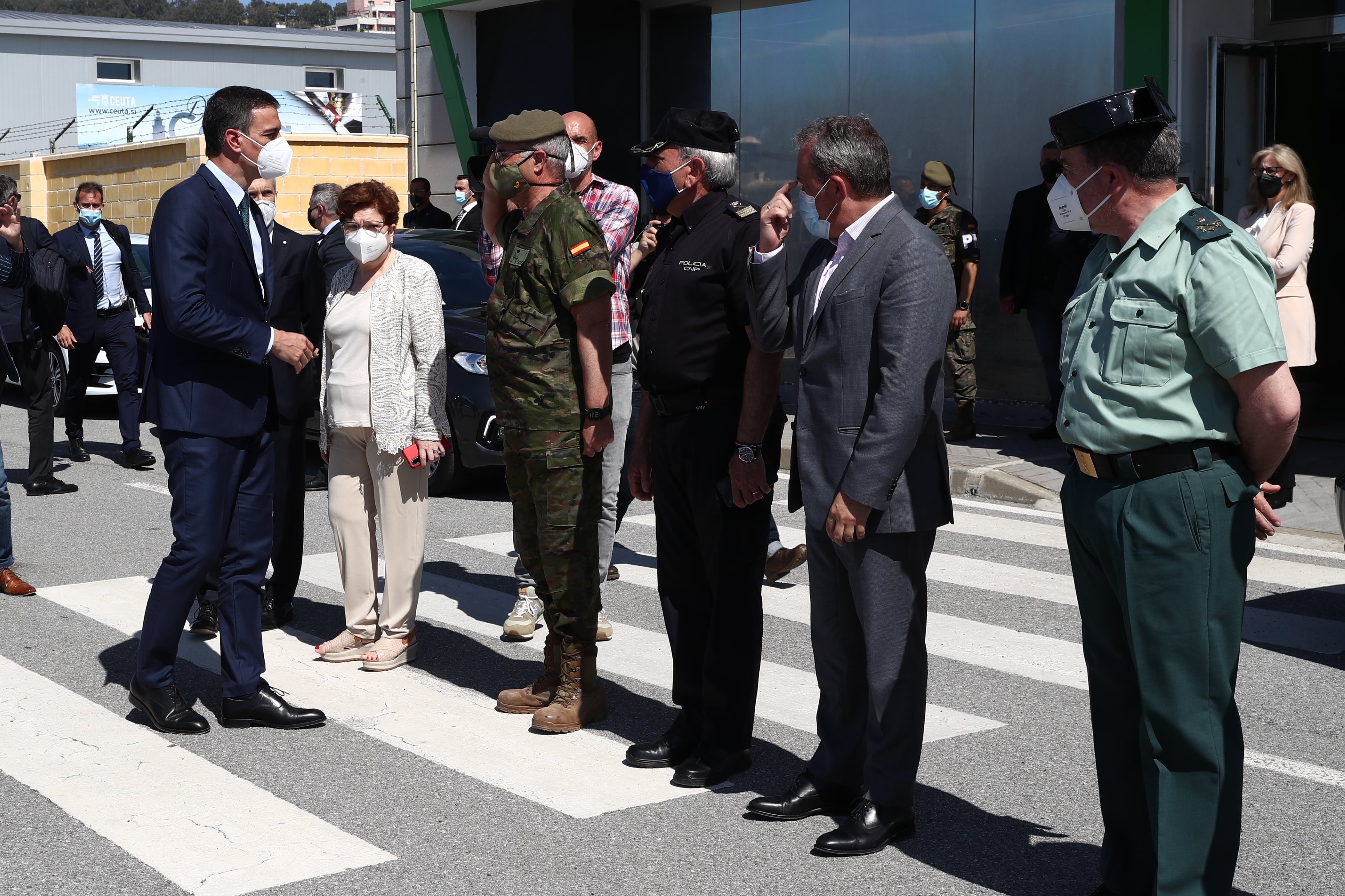 Sánchez visita Ceuta i Melilla entre crits i insults