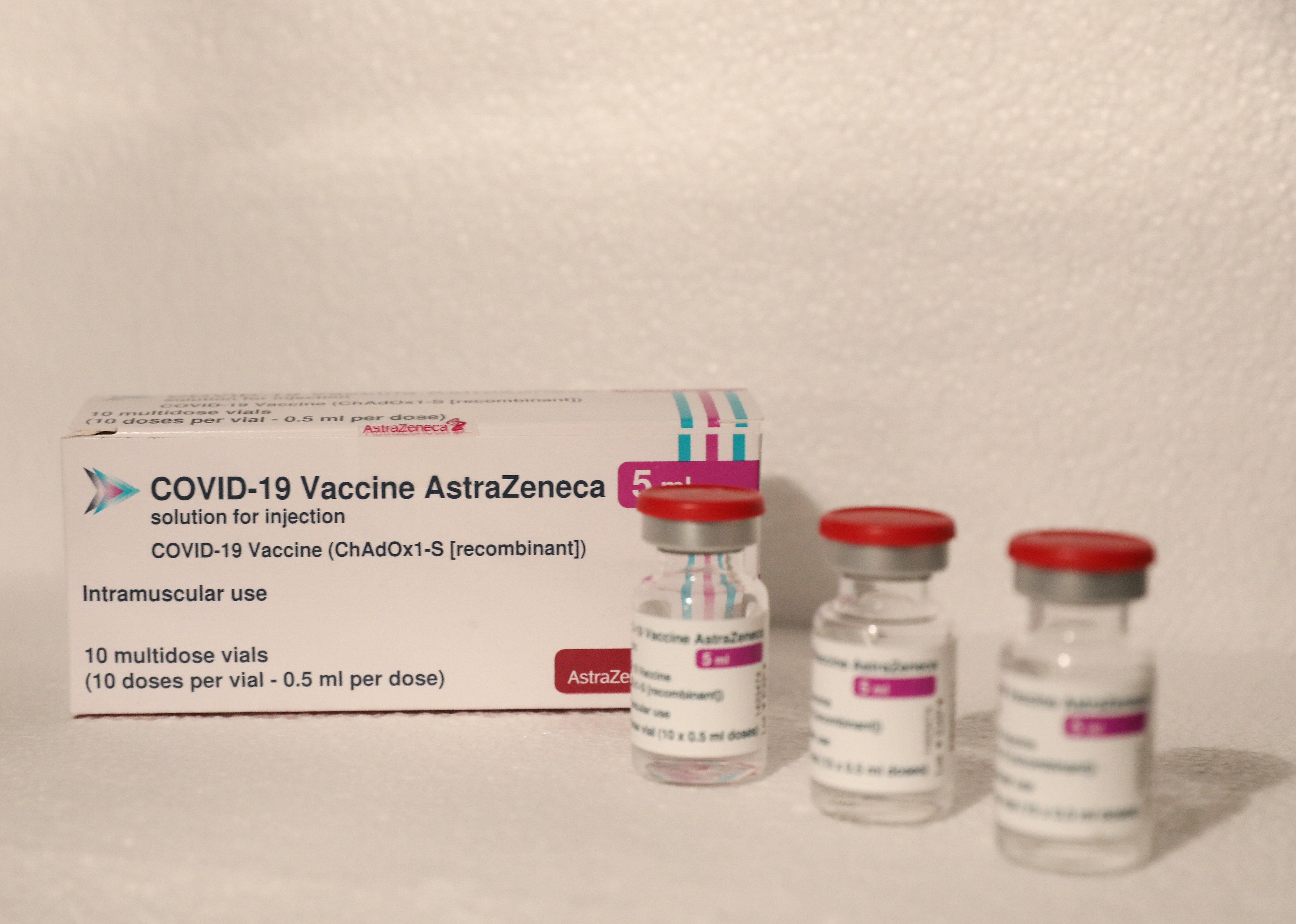Sanidad pacta inocular Pfizer a los menores de 60 años vacunados con AstraZeneca