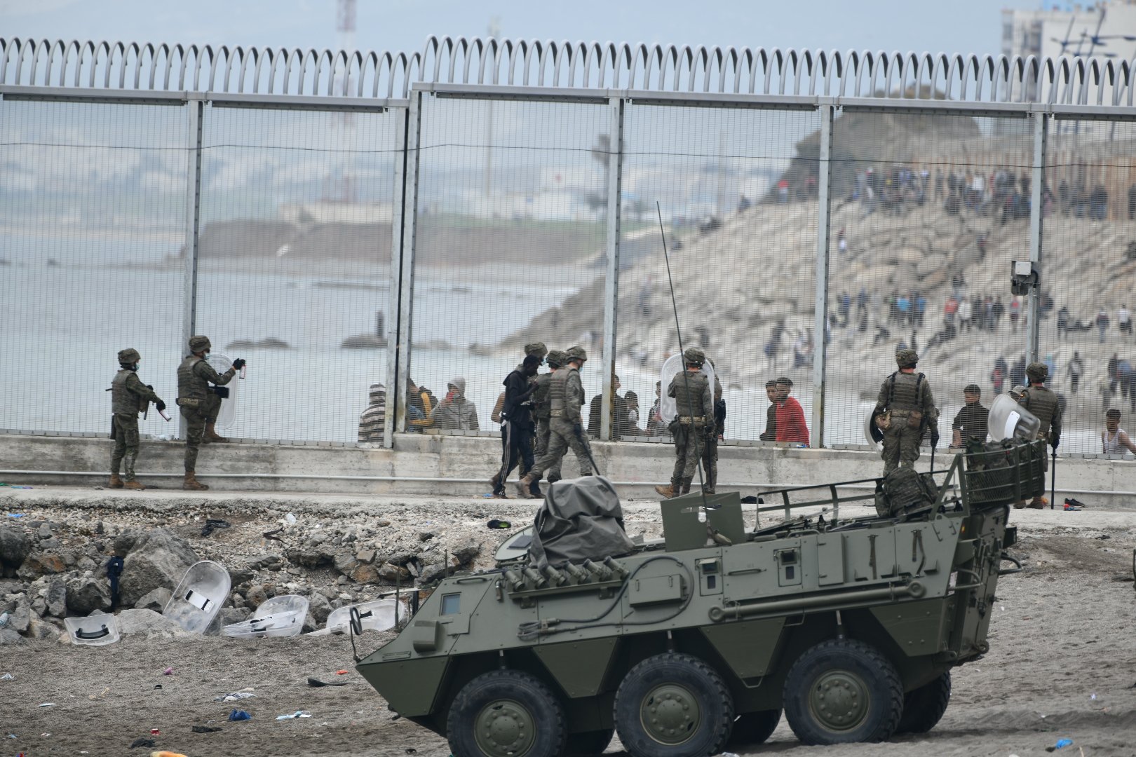 Sánchez militaritza Ceuta, expulsa milers de migrants i promet "fermesa"