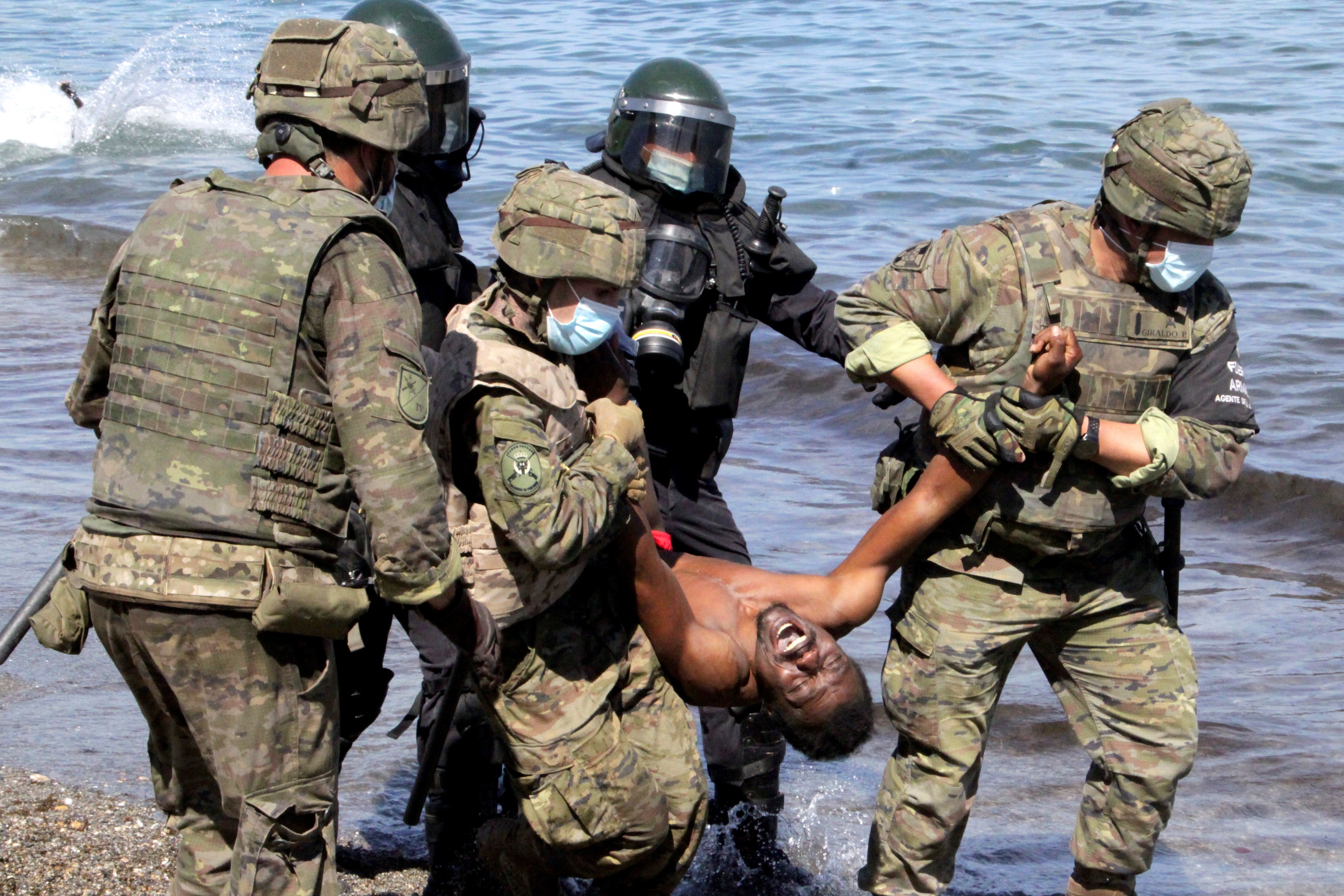 "Cacerías" y violencia física: así trata la policía a los migrantes de Ceuta