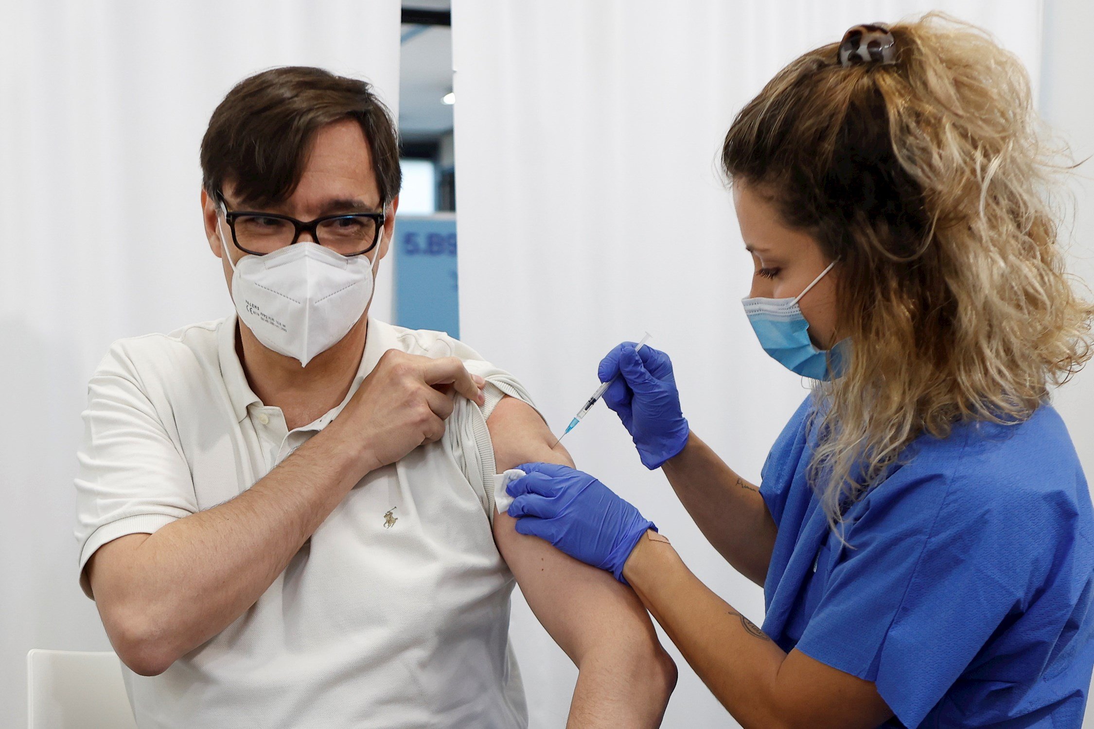 L'exministre de Sanitat Salvador Illa es vacuna contra la Covid
