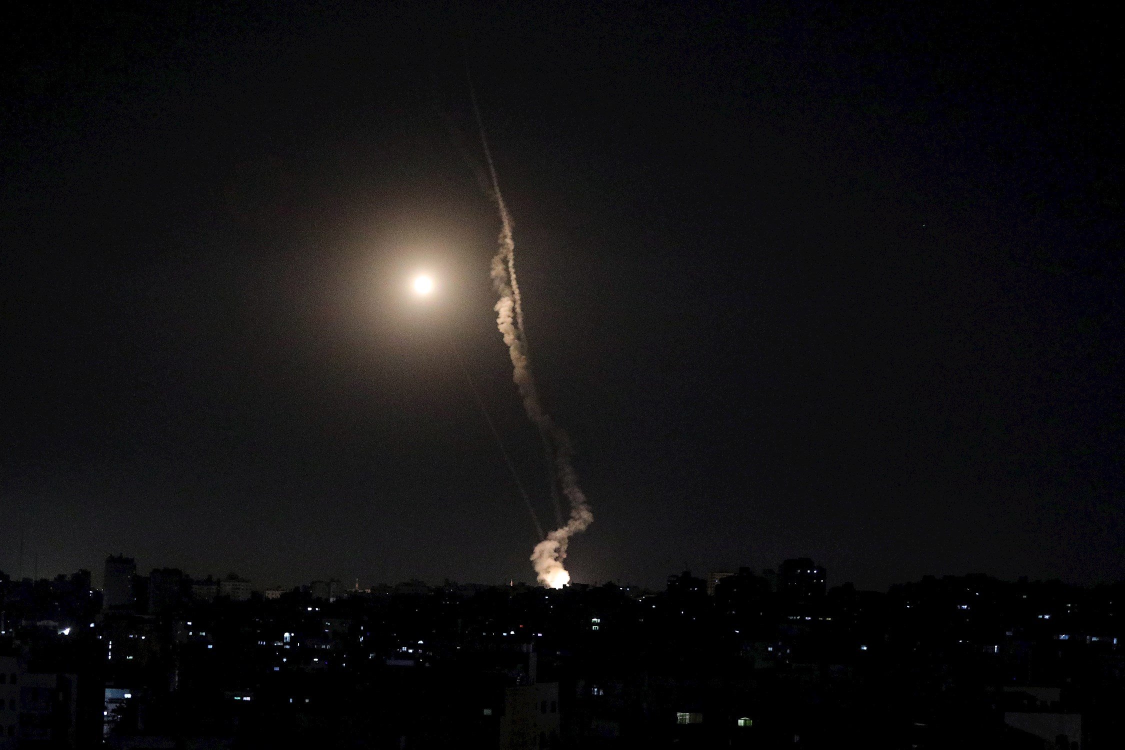 Décimo día de ataques entre Israel y Gaza entre rumores de un alto al fuego