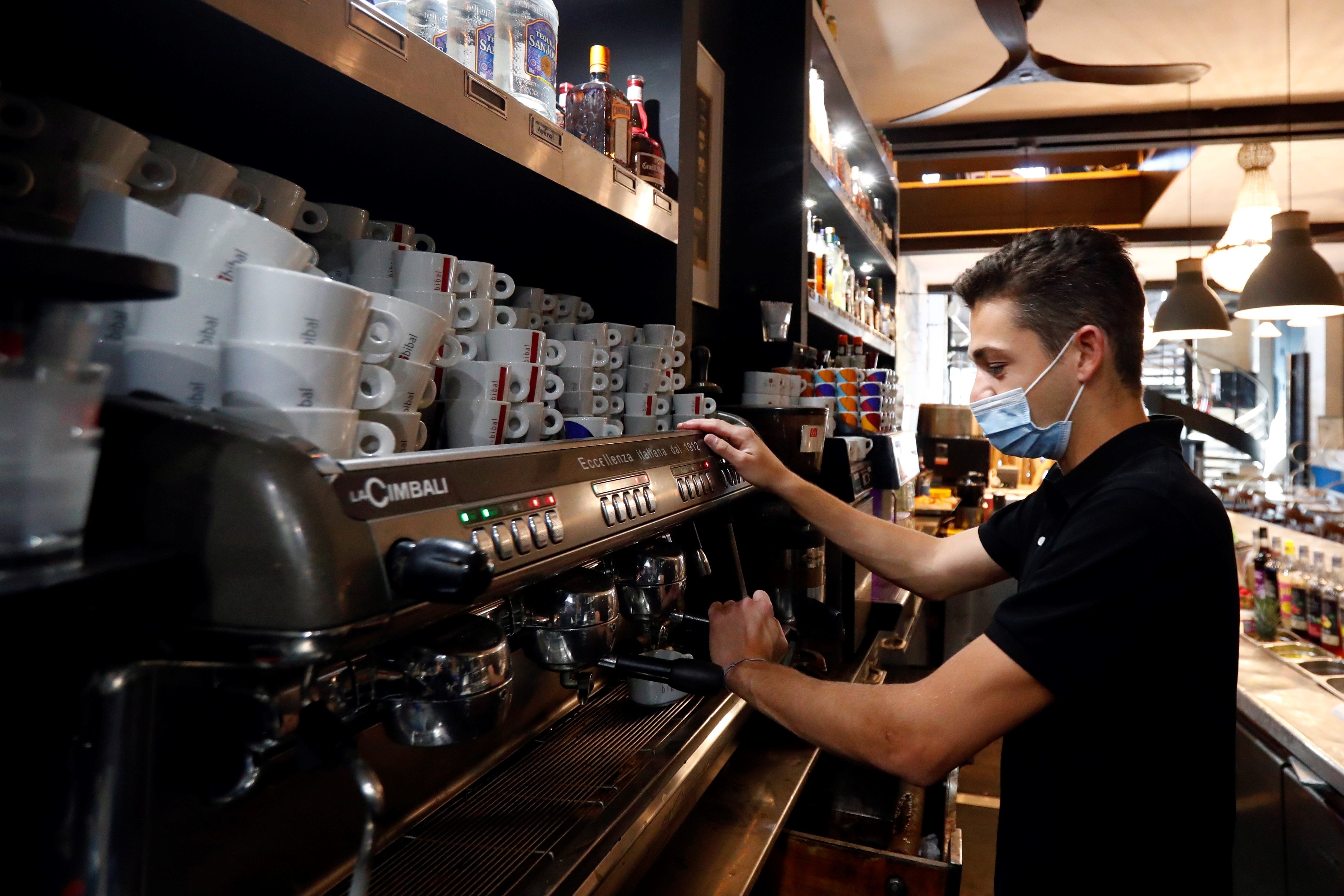 Macron y Castex estrenan temporada de bares en Francia tomando un café