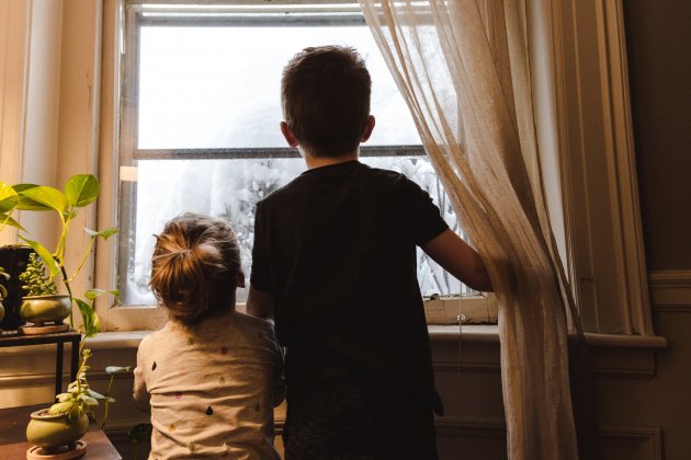 niños ventana unsplash