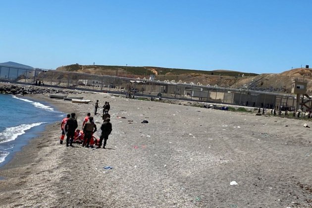 guardia civil reanima migrante ceuta / Nico Tomás