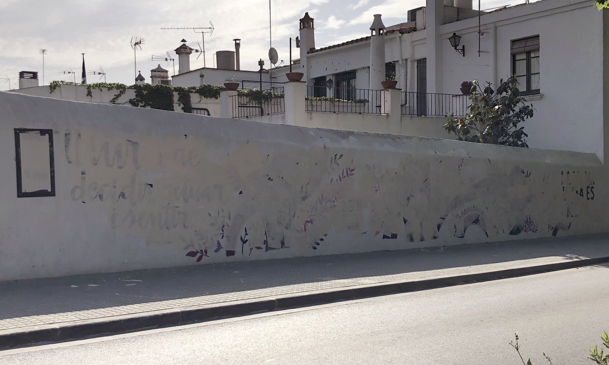 Mural Marta Bellvehi blanc