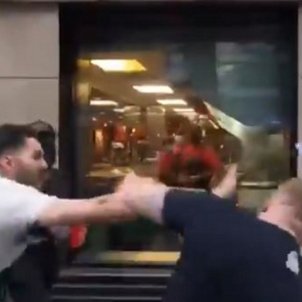 VIDEO| Bufetades i cops de puny entre propalestins i proisraelians a Nova York