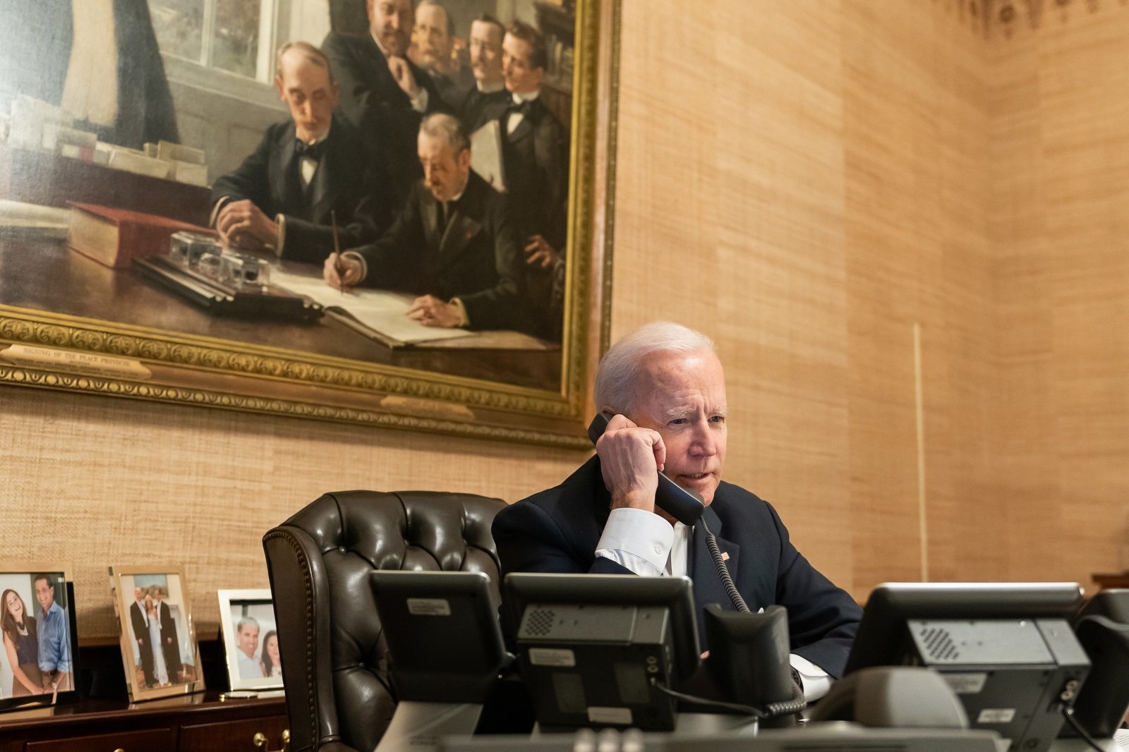 EuropaPress / president estats units joe biden parlant telefono