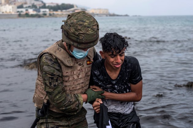 SOLDADO AYUDA JOVEN SALIR AGUA CEUTA EL TARAJAL EFE