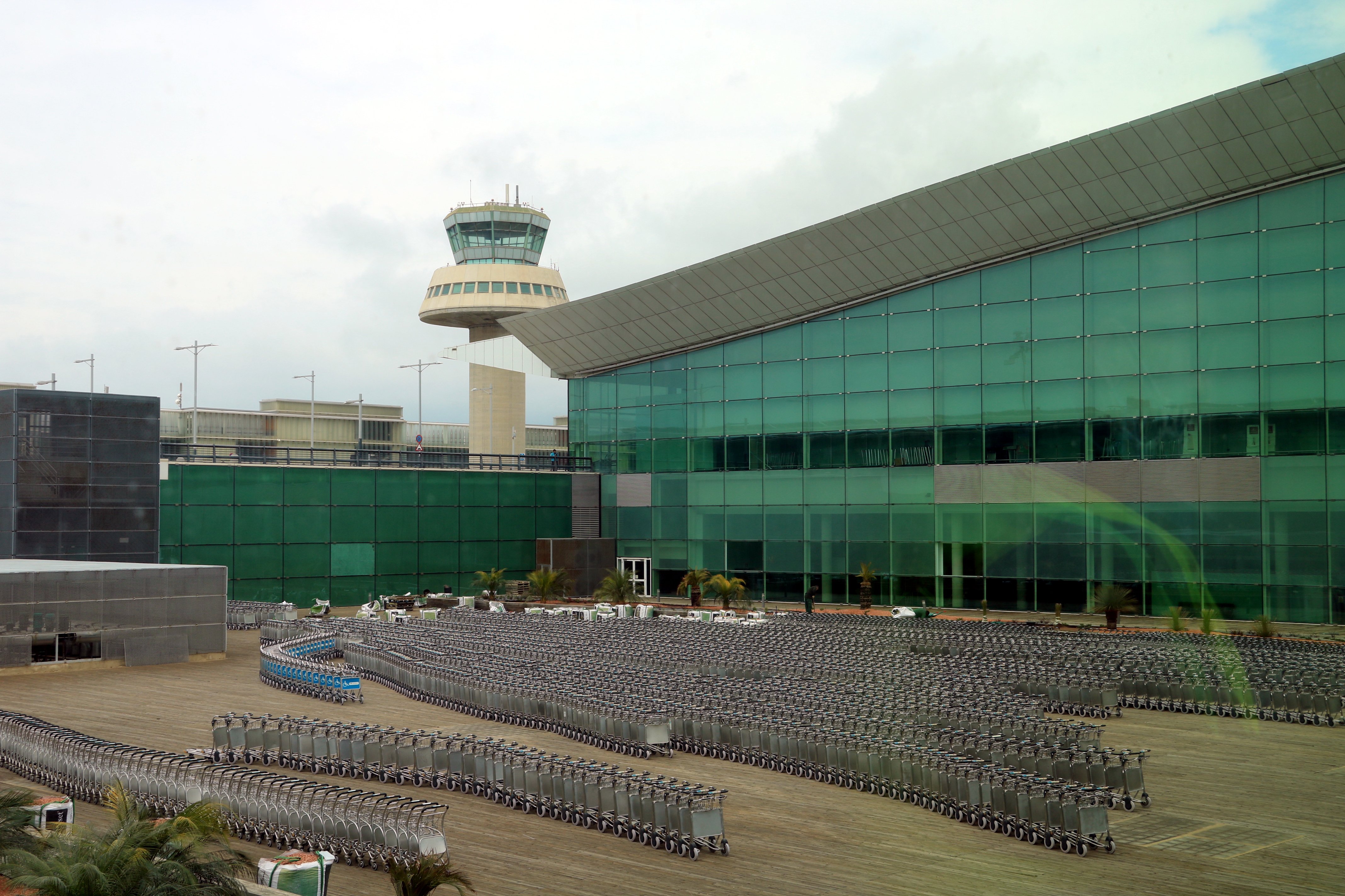 ¿Barcelona contra su aeropuerto? Ahora proponen reducir vuelos a Valencia y Madrid