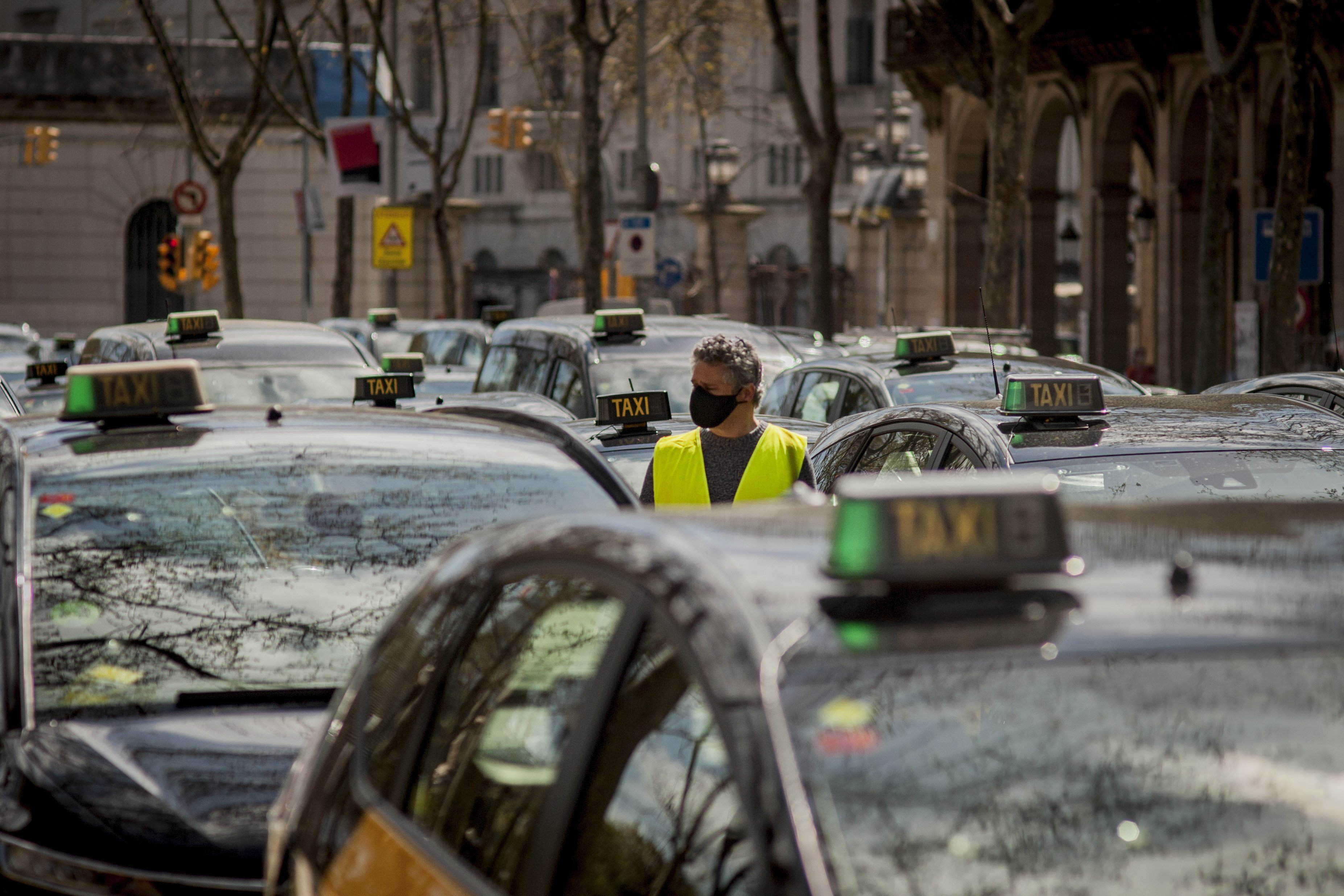 El sector del taxi colapsa Barcelona para protestar contra Uber y Cabify