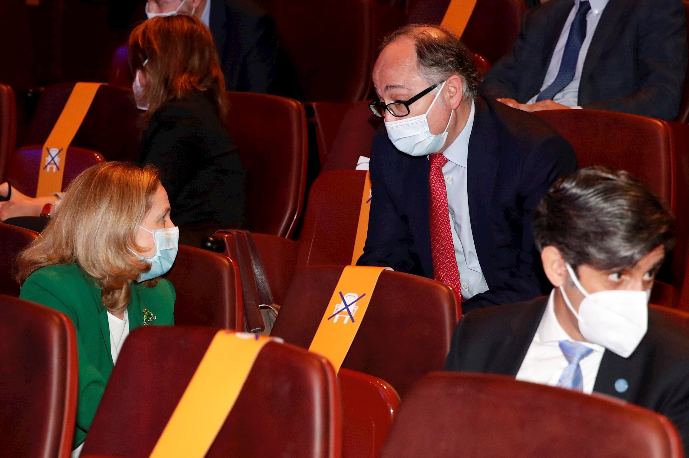 El presidente ejecutivo de Iberia, Luis Gallego conversa cono la vicepresidenta segunda del Gobierno, Nadia Calviño presentación del proyecto España 2050 Efe