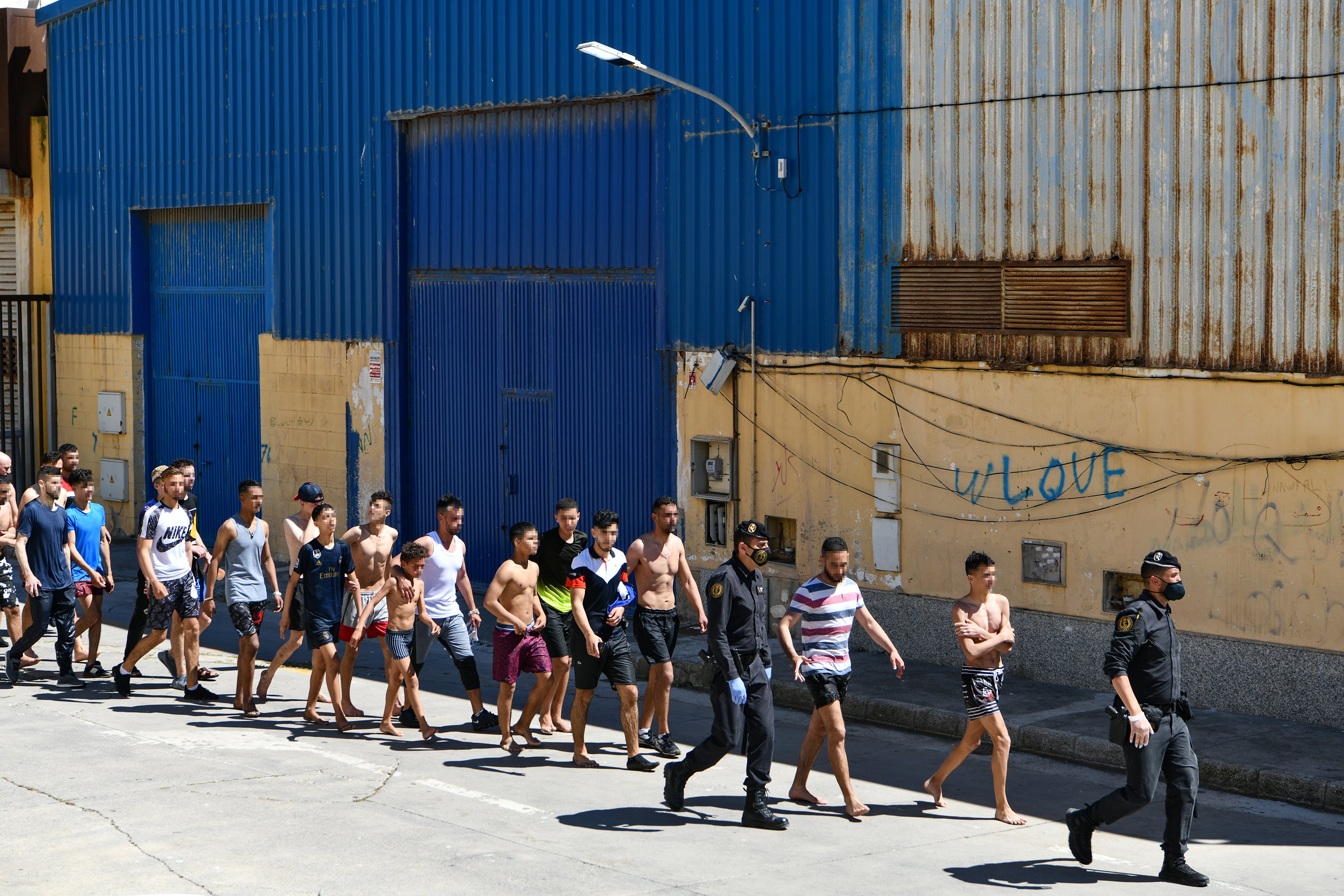 Grupo jovenes migrantes marroquies Tarajal Ceuta / Europa Press