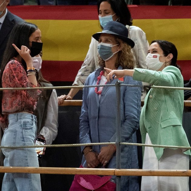 Infanta Elena, Victoria Federica y Isabel Díaz Ayuso en los toros EFE