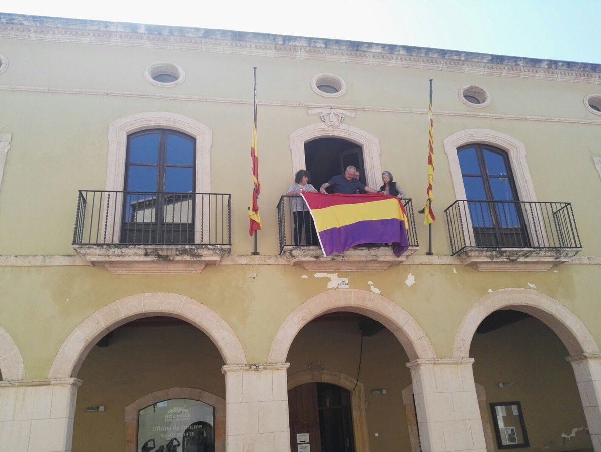 Guerra de banderes en coincidir l'aniversari de la Segona República i la mort de Crist