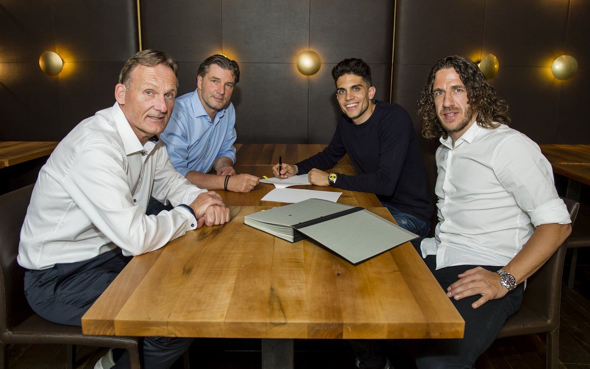 El detalle de Marc Bartra con el Dortmund El detalle de Marc Bartra con el Dortmund
