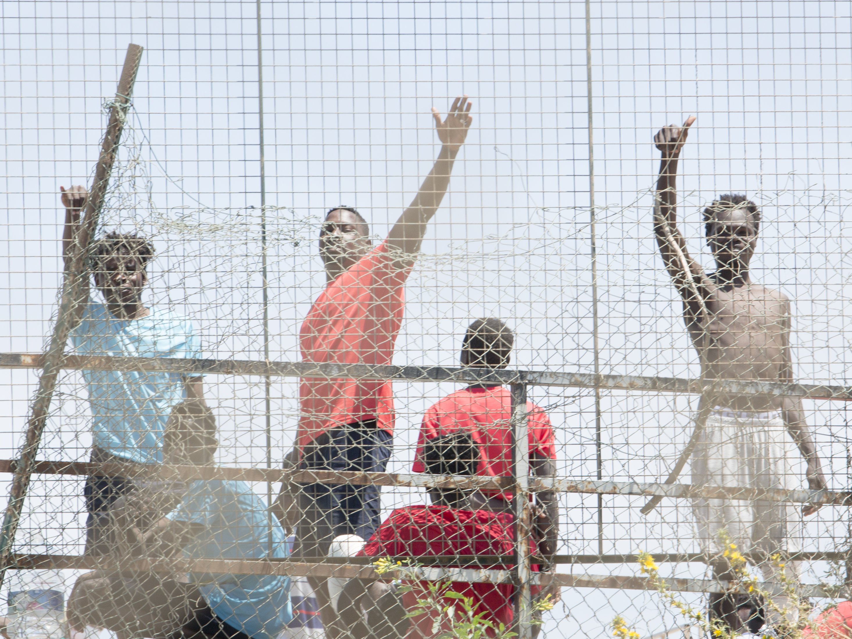 Por primera vez, centenares de marroquíes intentan saltar la valla en Melilla