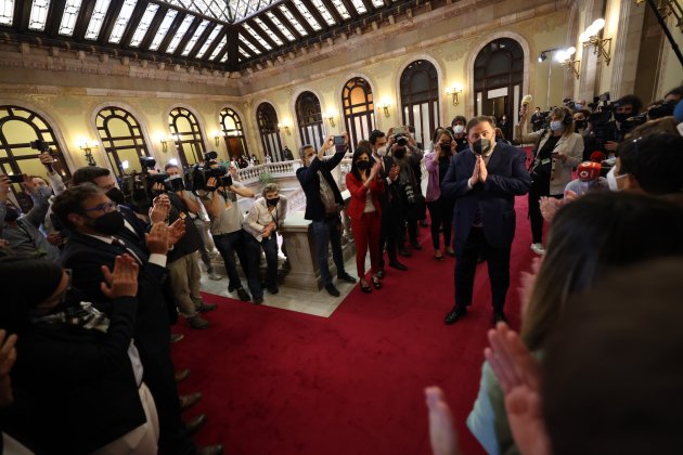 Oriol Junqueras arriba al Parlament investidura Aragonès aplaudiments Sergi Alcàzar