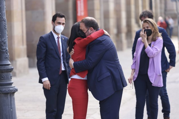 Junqueras abraza Vilalta llegado Parlamento Sergi Alcàzar