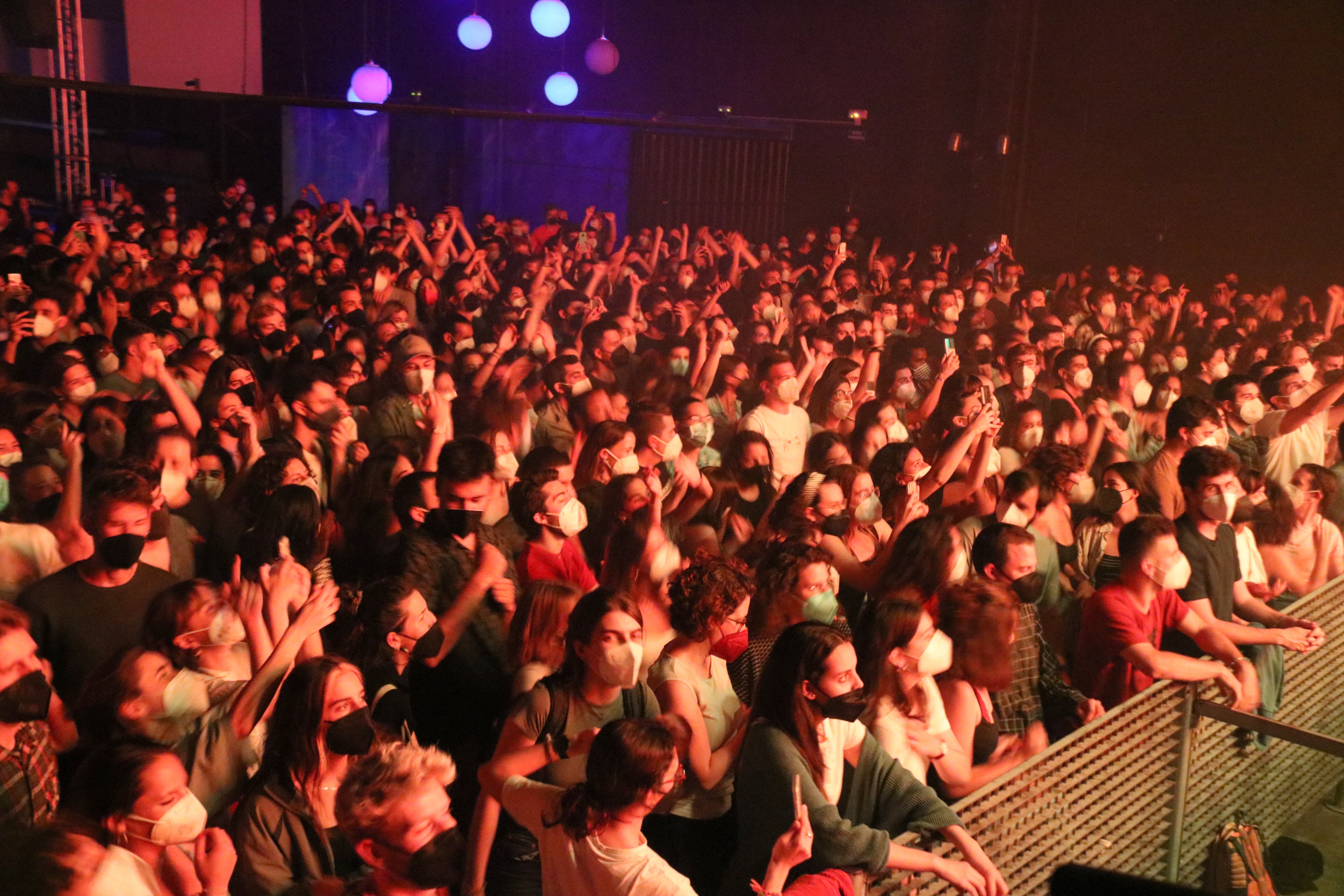 Unas 1.000 personas bailan sin distancia la música de Manel