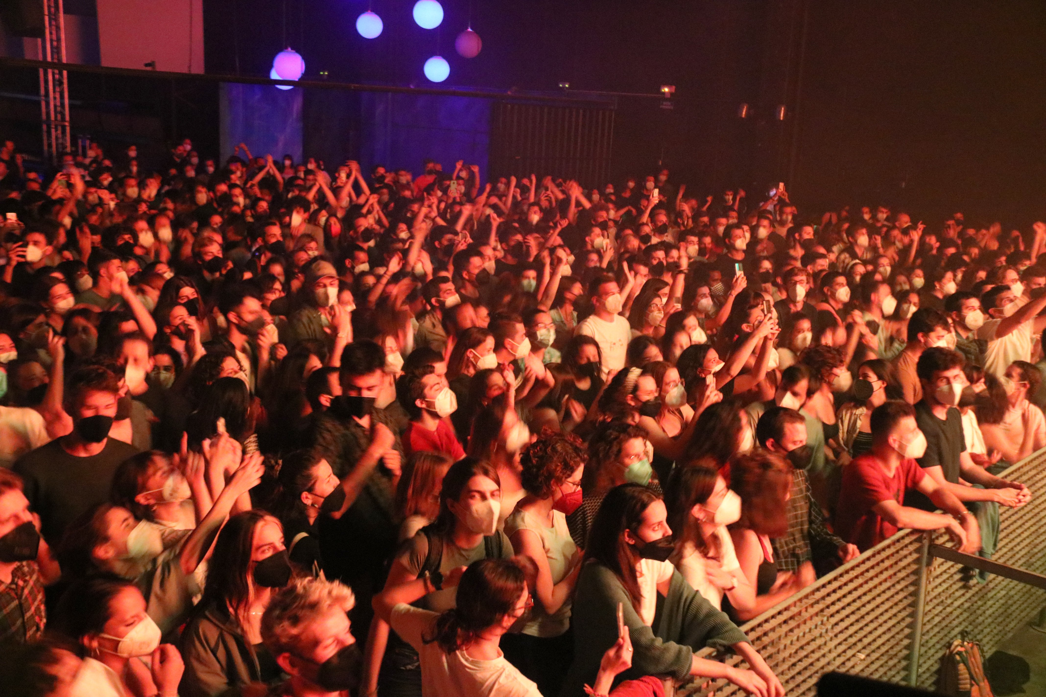 Unes 1.000 persones ballen sense distància la música de Manel