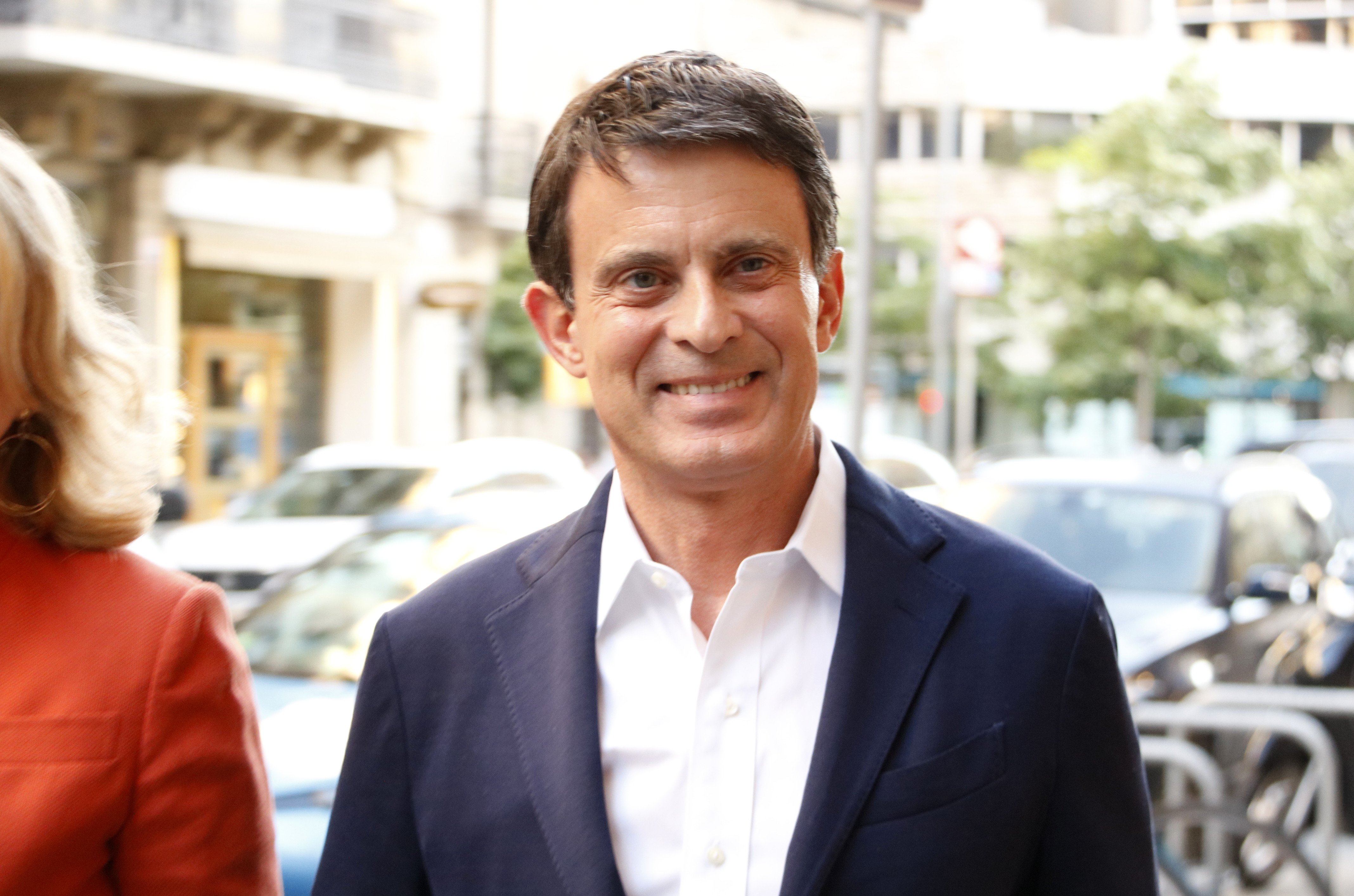 Valls aplaude finalmente un referéndum (y se queda tan ancho)