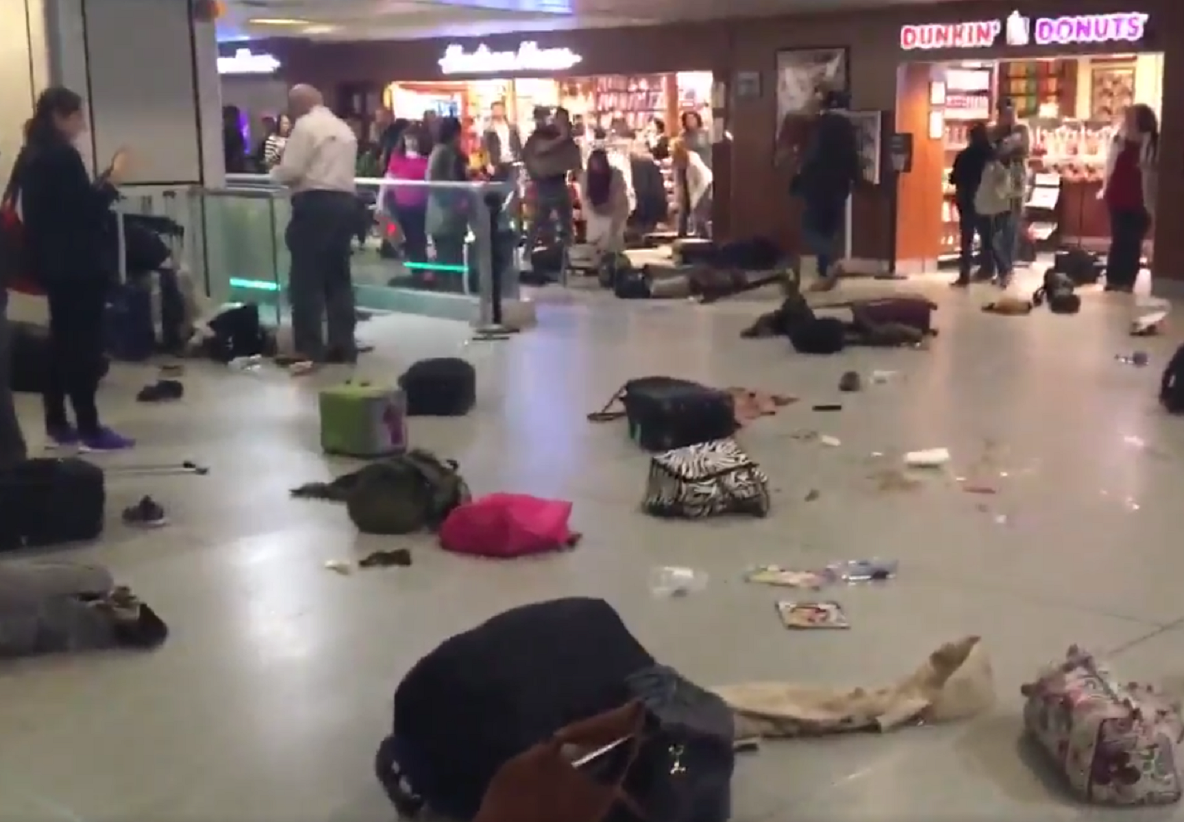 [VÍDEO] Pánico en el metro de Nueva York al disparar un policía una Taser