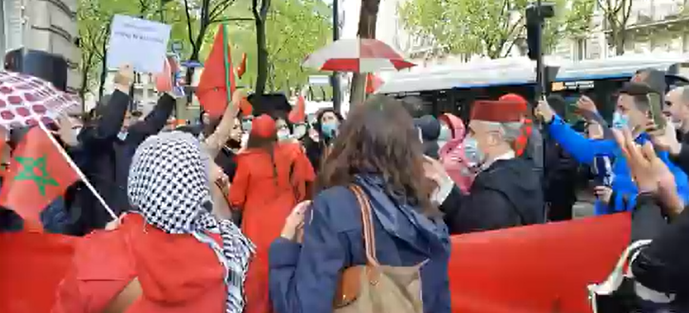 Manifestación de marroquíes delante de la embajada española en París