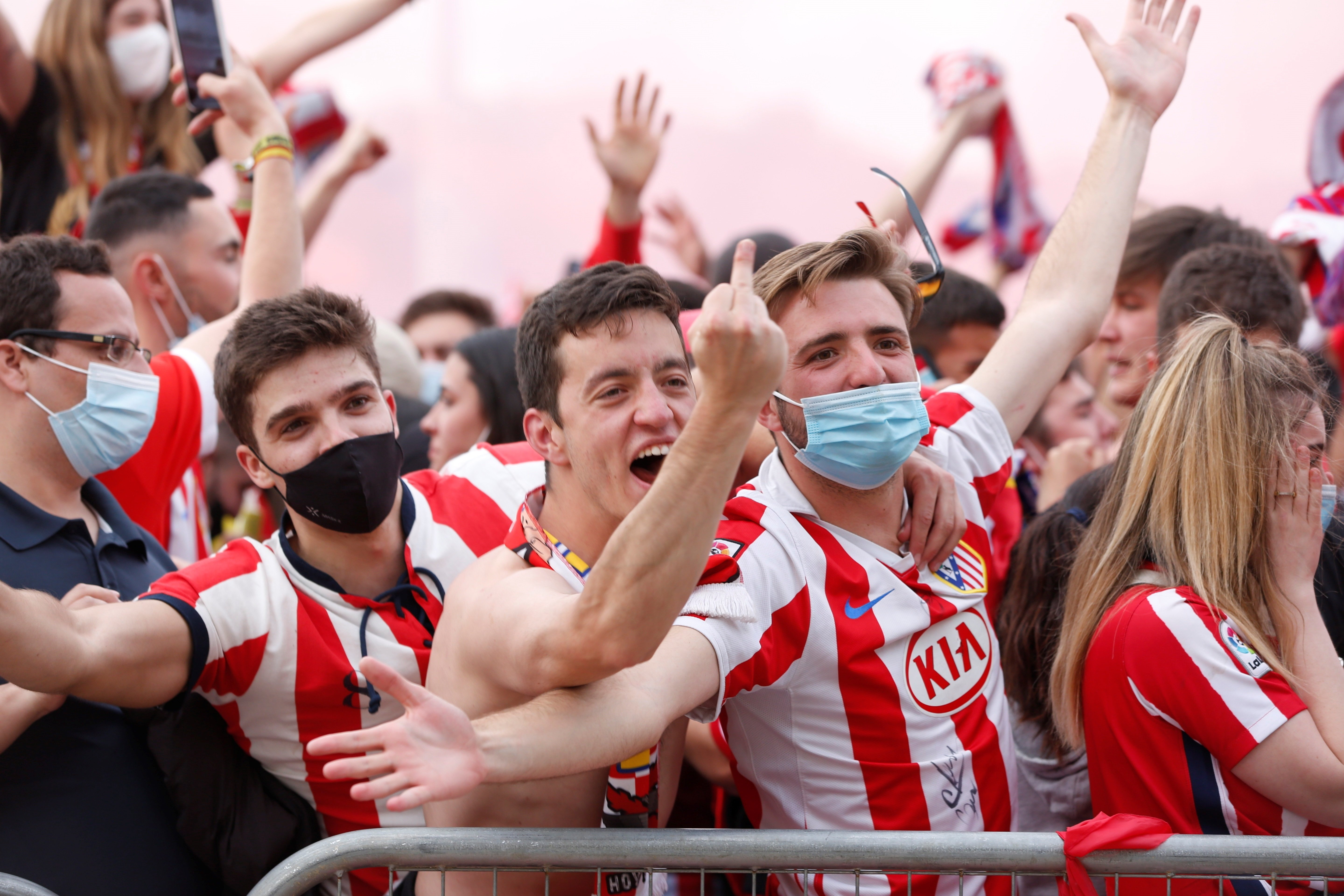 Aficionats sense mascareta / EFE