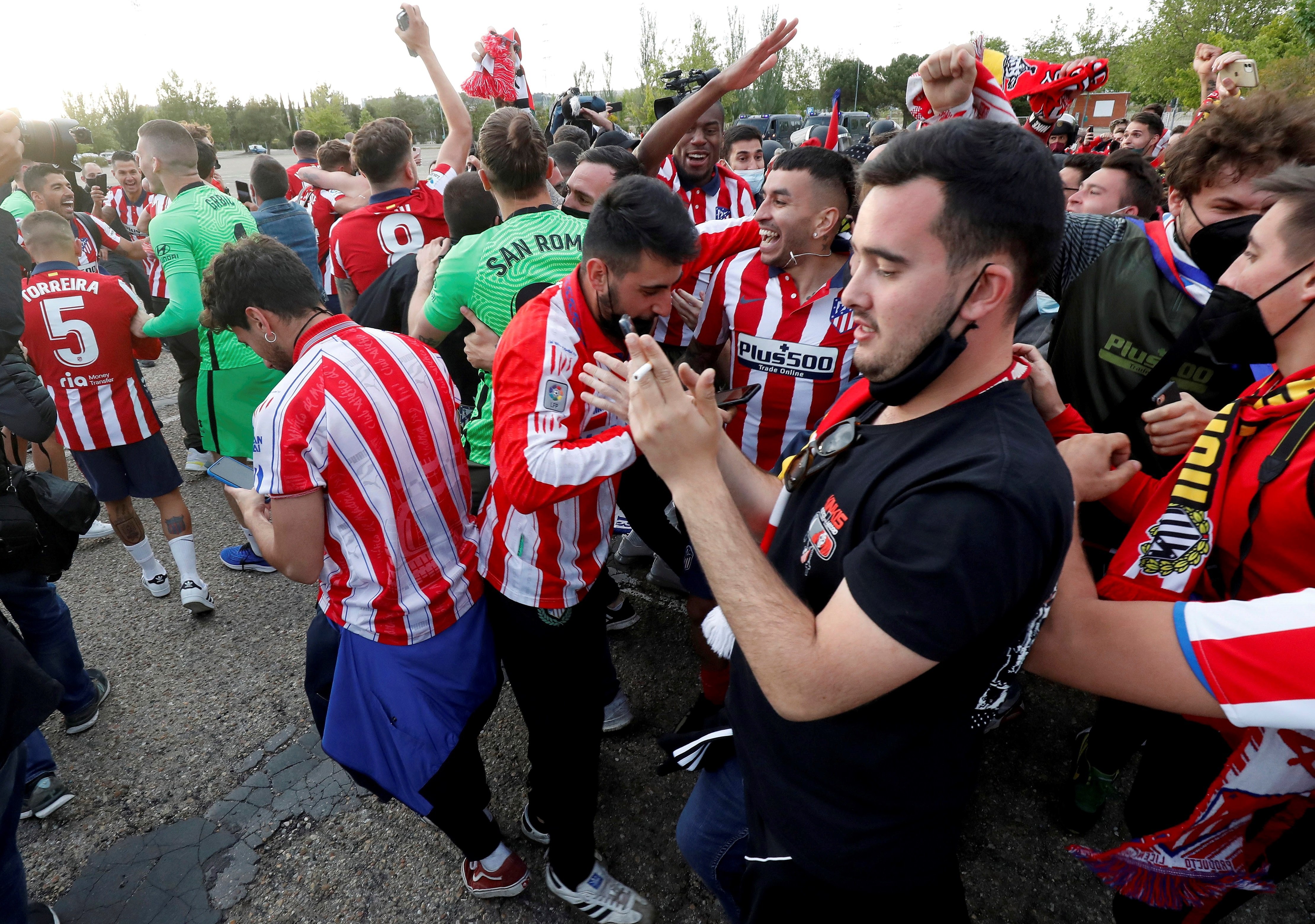 Correa amb l'afició / EFE